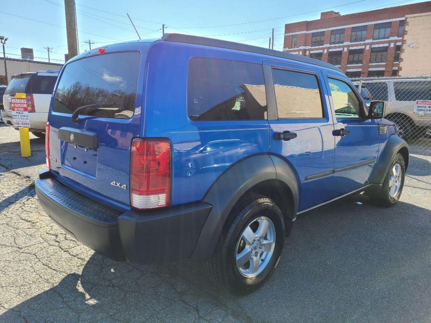 2007 BLUE DODGE NITRO SXT (1D8GU28K97W) with an 3.7L engine, Automatic transmission, located at 117 North Cameron Street, Harrisburg, PA, 17101, (717) 963-8962, 40.266762, -76.875259 - WE FINANCE!!! Good Credit/ Bad Credit/ No Credit - ALL Trade-Ins Welcomed!!! ***Guaranteed Credit Approval*** APPLY ONLINE or CALL us TODAY ;) Internet Prices and Marketplace Prices are SPECIAL discounted ***CASH DEALS*** Retail Prices are higher. Please call us to discuss your cash and finan - Photo#5