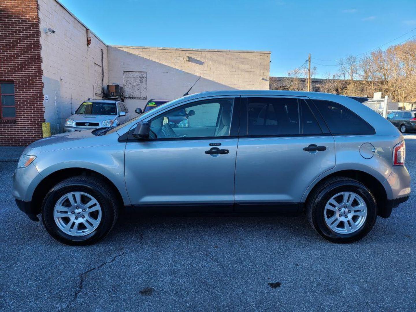 2007 GRAY FORD EDGE SE (2FMDK46C67B) with an 3.5L engine, Automatic transmission, located at 117 North Cameron Street, Harrisburg, PA, 17101, (717) 963-8962, 40.266762, -76.875259 - WE FINANCE!!! Good Credit/ Bad Credit/ No Credit - ALL Trade-Ins Welcomed!!! ***Guaranteed Credit Approval*** APPLY ONLINE or CALL us TODAY ;) Internet Prices and Marketplace Prices are SPECIAL discounted ***CASH DEALS*** Retail Prices are higher. Please call us to discuss your cash and finan - Photo#1