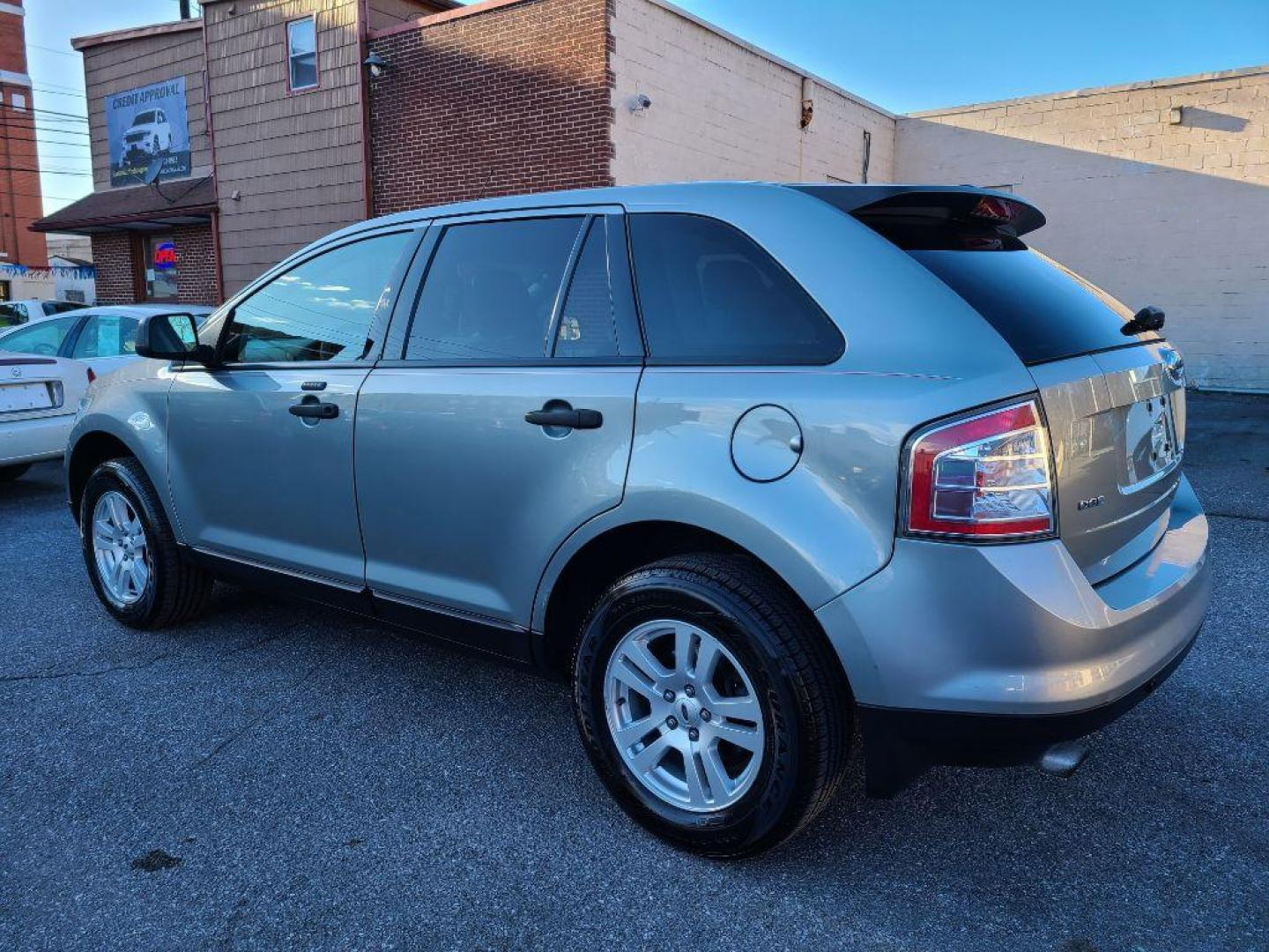 2007 GRAY FORD EDGE SE (2FMDK46C67B) with an 3.5L engine, Automatic transmission, located at 117 North Cameron Street, Harrisburg, PA, 17101, (717) 963-8962, 40.266762, -76.875259 - WE FINANCE!!! Good Credit/ Bad Credit/ No Credit - ALL Trade-Ins Welcomed!!! ***Guaranteed Credit Approval*** APPLY ONLINE or CALL us TODAY ;) Internet Prices and Marketplace Prices are SPECIAL discounted ***CASH DEALS*** Retail Prices are higher. Please call us to discuss your cash and finan - Photo#2