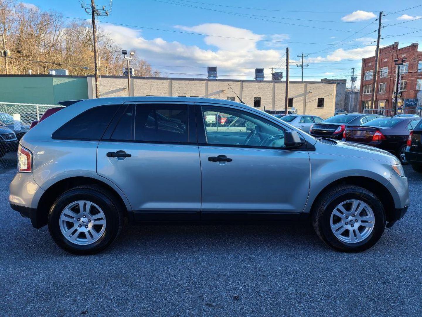 2007 GRAY FORD EDGE SE (2FMDK46C67B) with an 3.5L engine, Automatic transmission, located at 117 North Cameron Street, Harrisburg, PA, 17101, (717) 963-8962, 40.266762, -76.875259 - WE FINANCE!!! Good Credit/ Bad Credit/ No Credit - ALL Trade-Ins Welcomed!!! ***Guaranteed Credit Approval*** APPLY ONLINE or CALL us TODAY ;) Internet Prices and Marketplace Prices are SPECIAL discounted ***CASH DEALS*** Retail Prices are higher. Please call us to discuss your cash and finan - Photo#5