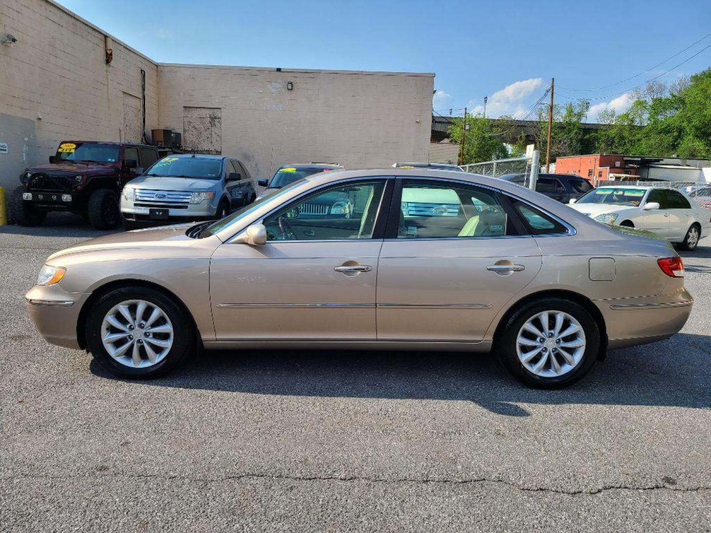 2007 GOLD HYUNDAI AZERA SE (KMHFC46F77A) with an 3.8L engine, Automatic transmission, located at 117 North Cameron Street, Harrisburg, PA, 17101, (717) 963-8962, 40.266762, -76.875259 - WE FINANCE!!! Good Credit/ Bad Credit/ No Credit - ALL Trade-Ins Welcomed!!! ***Guaranteed Credit Approval*** APPLY ONLINE or CALL us TODAY ;) Internet Prices and Marketplace Prices are SPECIAL discounted ***CASH DEALS*** Retail Prices are higher. Please call us to discuss your cash and finan - Photo#1