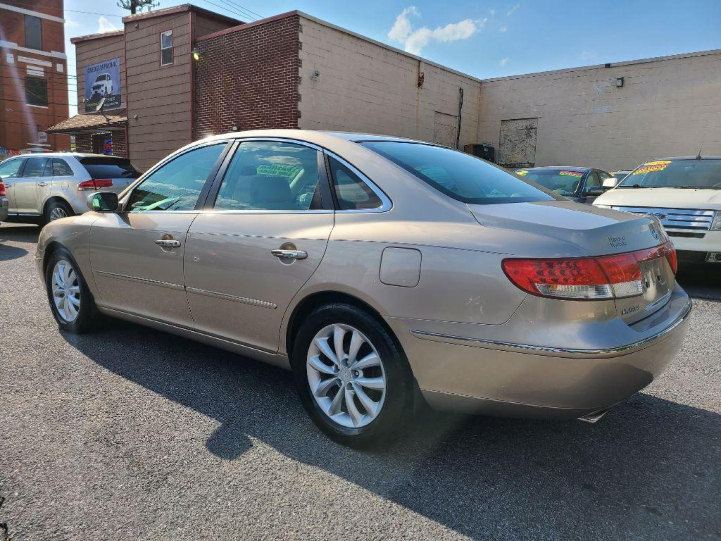 2007 GOLD HYUNDAI AZERA SE (KMHFC46F77A) with an 3.8L engine, Automatic transmission, located at 117 North Cameron Street, Harrisburg, PA, 17101, (717) 963-8962, 40.266762, -76.875259 - WE FINANCE!!! Good Credit/ Bad Credit/ No Credit - ALL Trade-Ins Welcomed!!! ***Guaranteed Credit Approval*** APPLY ONLINE or CALL us TODAY ;) Internet Prices and Marketplace Prices are SPECIAL discounted ***CASH DEALS*** Retail Prices are higher. Please call us to discuss your cash and finan - Photo#2