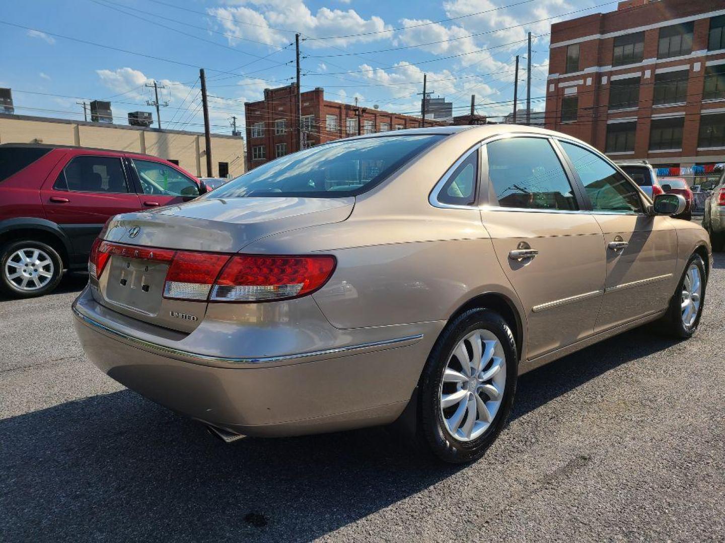 2007 GOLD HYUNDAI AZERA SE (KMHFC46F77A) with an 3.8L engine, Automatic transmission, located at 117 North Cameron Street, Harrisburg, PA, 17101, (717) 963-8962, 40.266762, -76.875259 - WE FINANCE!!! Good Credit/ Bad Credit/ No Credit - ALL Trade-Ins Welcomed!!! ***Guaranteed Credit Approval*** APPLY ONLINE or CALL us TODAY ;) Internet Prices and Marketplace Prices are SPECIAL discounted ***CASH DEALS*** Retail Prices are higher. Please call us to discuss your cash and finan - Photo#4