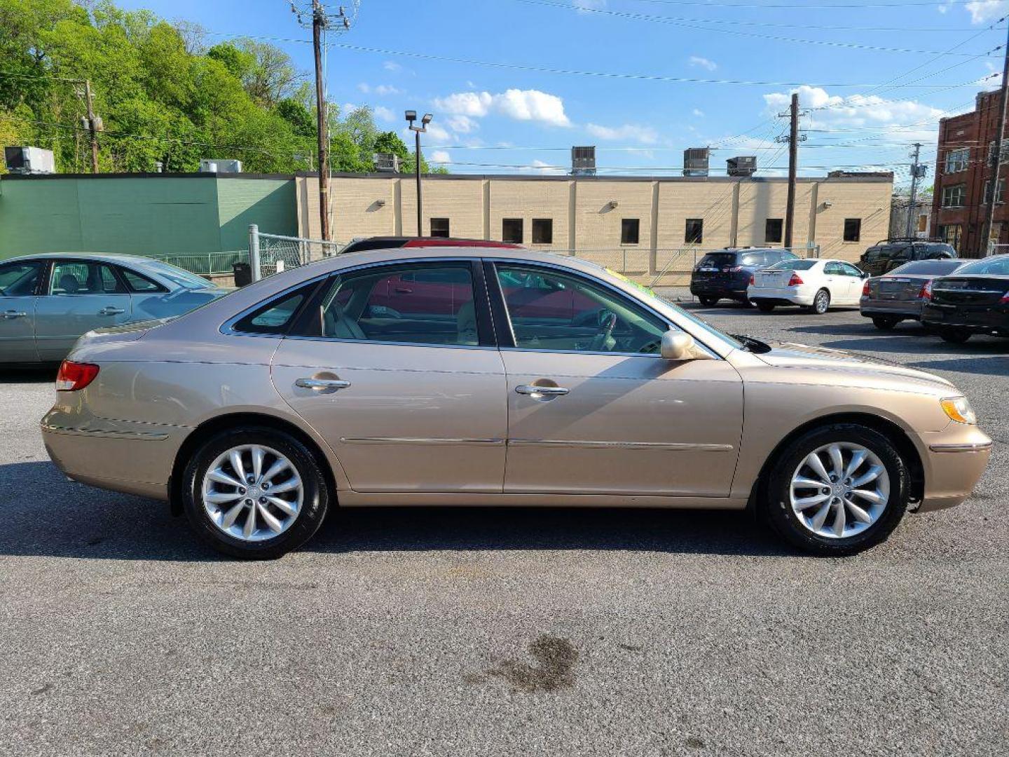 2007 GOLD HYUNDAI AZERA SE (KMHFC46F77A) with an 3.8L engine, Automatic transmission, located at 117 North Cameron Street, Harrisburg, PA, 17101, (717) 963-8962, 40.266762, -76.875259 - WE FINANCE!!! Good Credit/ Bad Credit/ No Credit - ALL Trade-Ins Welcomed!!! ***Guaranteed Credit Approval*** APPLY ONLINE or CALL us TODAY ;) Internet Prices and Marketplace Prices are SPECIAL discounted ***CASH DEALS*** Retail Prices are higher. Please call us to discuss your cash and finan - Photo#5