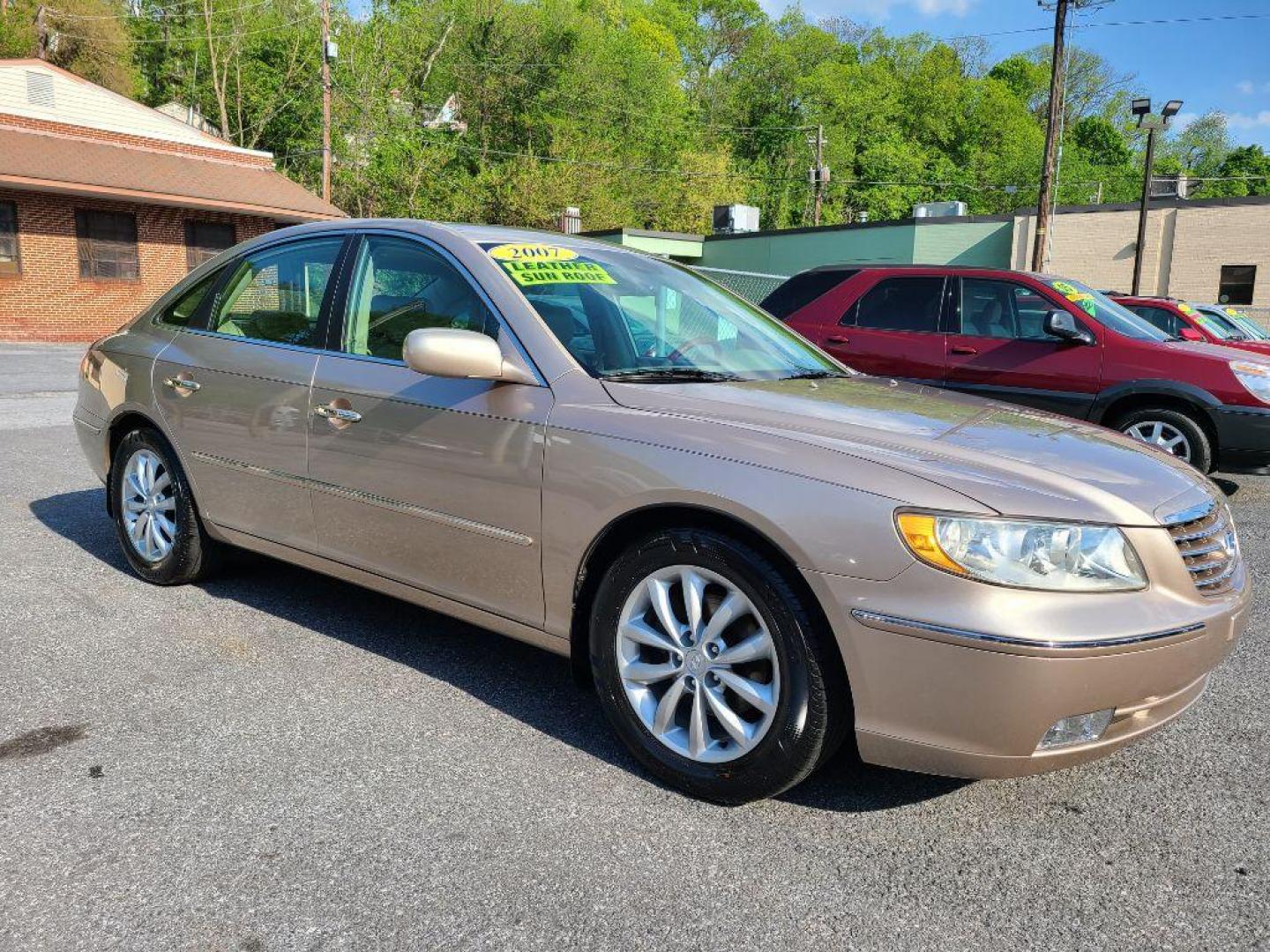 2007 GOLD HYUNDAI AZERA SE (KMHFC46F77A) with an 3.8L engine, Automatic transmission, located at 117 North Cameron Street, Harrisburg, PA, 17101, (717) 963-8962, 40.266762, -76.875259 - WE FINANCE!!! Good Credit/ Bad Credit/ No Credit - ALL Trade-Ins Welcomed!!! ***Guaranteed Credit Approval*** APPLY ONLINE or CALL us TODAY ;) Internet Prices and Marketplace Prices are SPECIAL discounted ***CASH DEALS*** Retail Prices are higher. Please call us to discuss your cash and finan - Photo#6