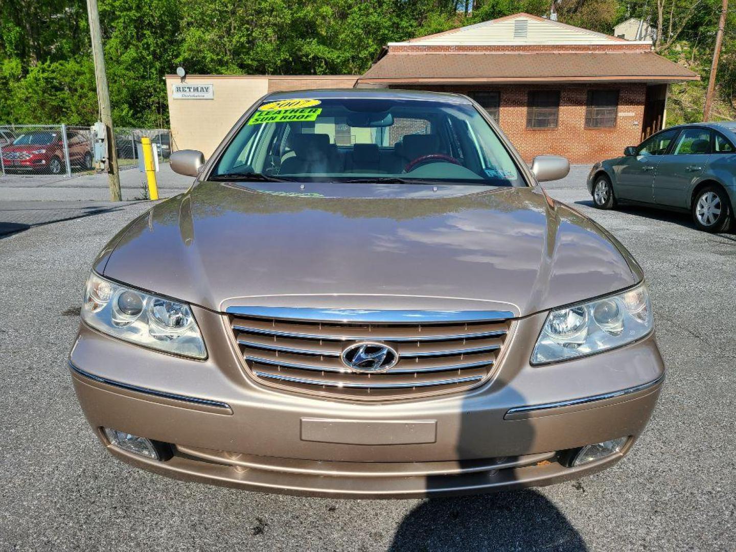 2007 GOLD HYUNDAI AZERA SE (KMHFC46F77A) with an 3.8L engine, Automatic transmission, located at 117 North Cameron Street, Harrisburg, PA, 17101, (717) 963-8962, 40.266762, -76.875259 - WE FINANCE!!! Good Credit/ Bad Credit/ No Credit - ALL Trade-Ins Welcomed!!! ***Guaranteed Credit Approval*** APPLY ONLINE or CALL us TODAY ;) Internet Prices and Marketplace Prices are SPECIAL discounted ***CASH DEALS*** Retail Prices are higher. Please call us to discuss your cash and finan - Photo#7