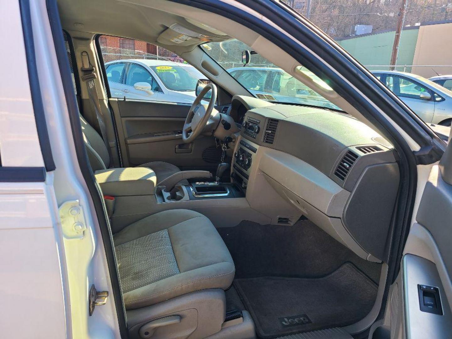 2007 WHITE JEEP GRAND CHEROKEE LAREDO (1J8GR48K37C) with an 3.7L engine, Automatic transmission, located at 117 North Cameron Street, Harrisburg, PA, 17101, (717) 963-8962, 40.266762, -76.875259 - WE FINANCE!!! Good Credit/ Bad Credit/ No Credit - ALL Trade-Ins Welcomed!!! ***Guaranteed Credit Approval*** APPLY ONLINE or CALL us TODAY ;) Internet Prices and Marketplace Prices are SPECIAL discounted ***CASH DEALS*** Retail Prices are higher. Please call us to discuss your cash and finan - Photo#11