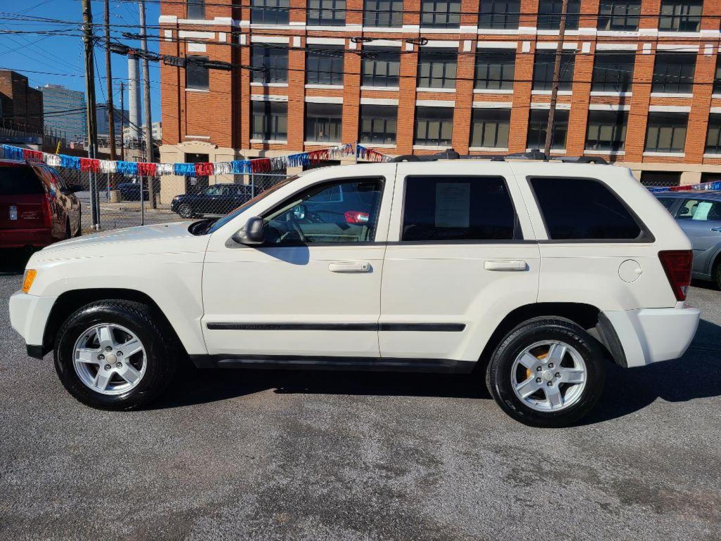 2007 WHITE JEEP GRAND CHEROKEE LAREDO (1J8GR48K37C) with an 3.7L engine, Automatic transmission, located at 117 North Cameron Street, Harrisburg, PA, 17101, (717) 963-8962, 40.266762, -76.875259 - WE FINANCE!!! Good Credit/ Bad Credit/ No Credit - ALL Trade-Ins Welcomed!!! ***Guaranteed Credit Approval*** APPLY ONLINE or CALL us TODAY ;) Internet Prices and Marketplace Prices are SPECIAL discounted ***CASH DEALS*** Retail Prices are higher. Please call us to discuss your cash and finan - Photo#1