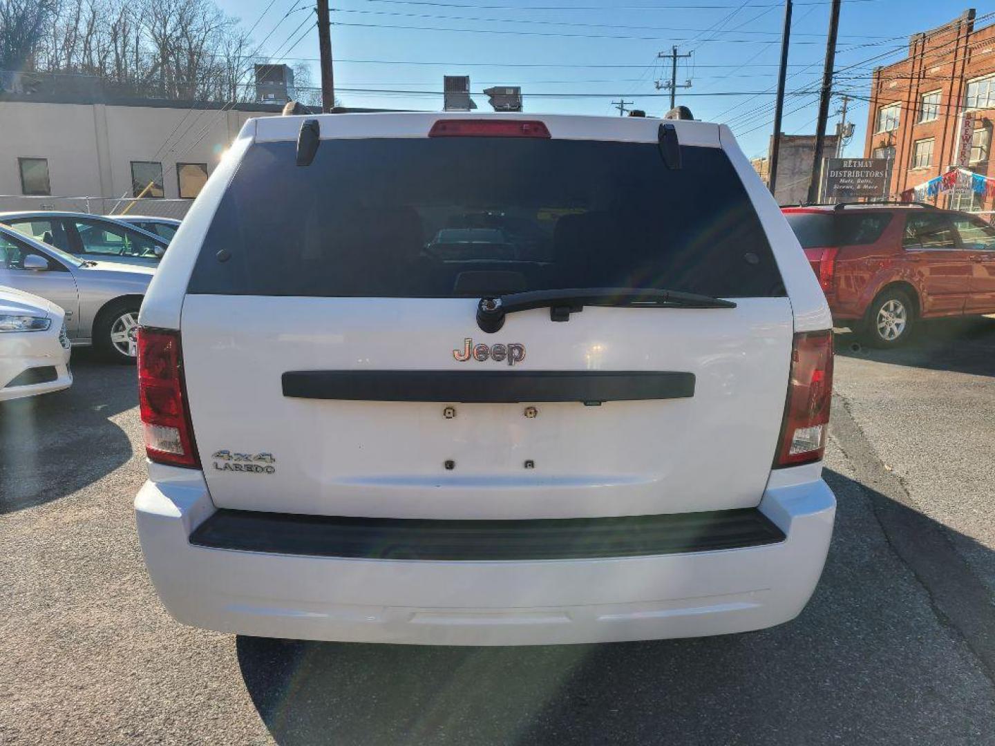 2007 WHITE JEEP GRAND CHEROKEE LAREDO (1J8GR48K37C) with an 3.7L engine, Automatic transmission, located at 117 North Cameron Street, Harrisburg, PA, 17101, (717) 963-8962, 40.266762, -76.875259 - WE FINANCE!!! Good Credit/ Bad Credit/ No Credit - ALL Trade-Ins Welcomed!!! ***Guaranteed Credit Approval*** APPLY ONLINE or CALL us TODAY ;) Internet Prices and Marketplace Prices are SPECIAL discounted ***CASH DEALS*** Retail Prices are higher. Please call us to discuss your cash and finan - Photo#14