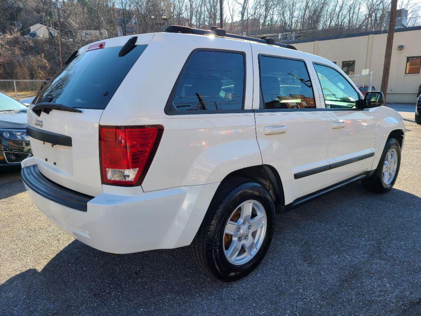 2007 WHITE JEEP GRAND CHEROKEE LAREDO (1J8GR48K37C) with an 3.7L engine, Automatic transmission, located at 117 North Cameron Street, Harrisburg, PA, 17101, (717) 963-8962, 40.266762, -76.875259 - WE FINANCE!!! Good Credit/ Bad Credit/ No Credit - ALL Trade-Ins Welcomed!!! ***Guaranteed Credit Approval*** APPLY ONLINE or CALL us TODAY ;) Internet Prices and Marketplace Prices are SPECIAL discounted ***CASH DEALS*** Retail Prices are higher. Please call us to discuss your cash and finan - Photo#15