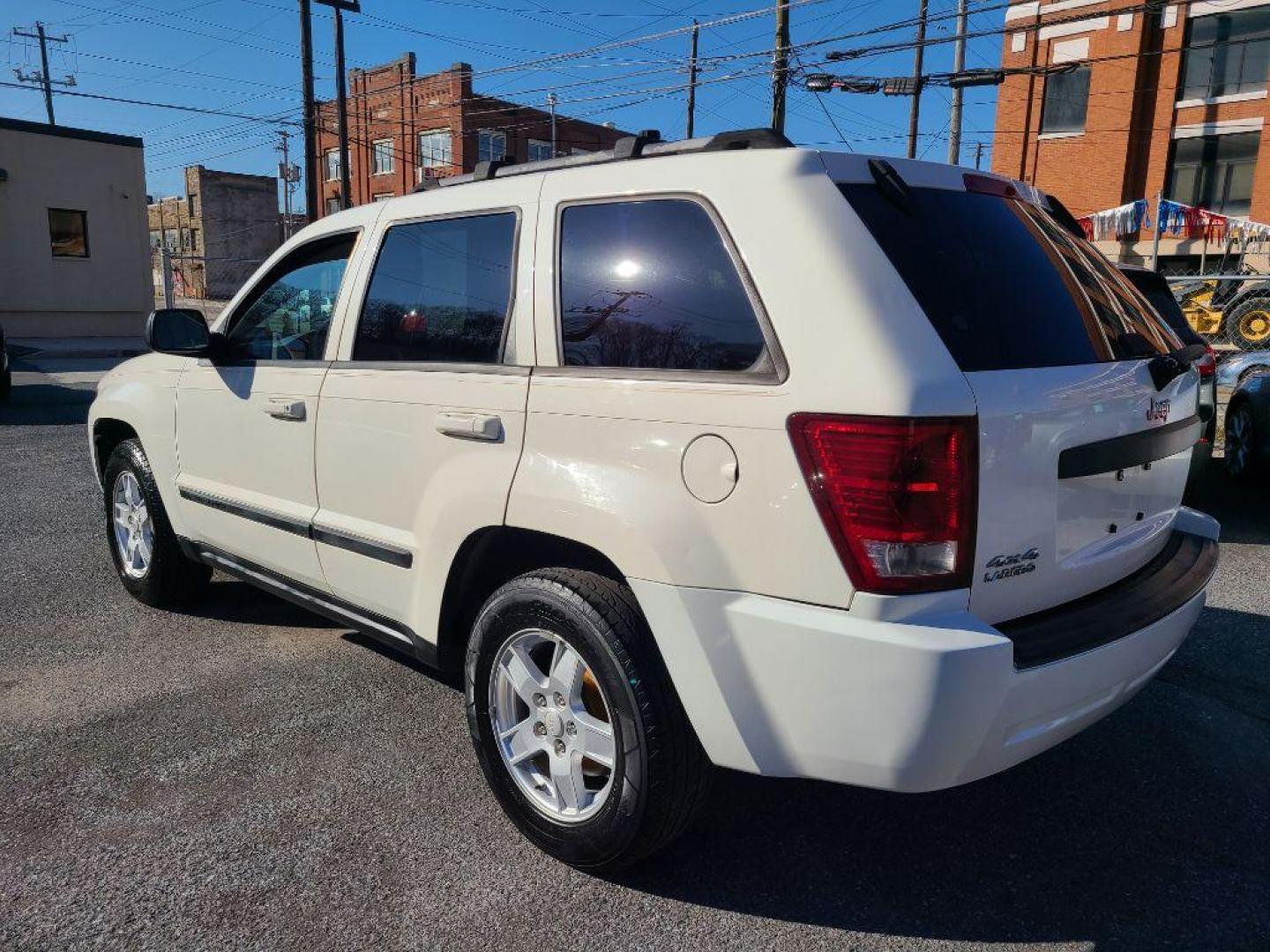 2007 WHITE JEEP GRAND CHEROKEE LAREDO (1J8GR48K37C) with an 3.7L engine, Automatic transmission, located at 117 North Cameron Street, Harrisburg, PA, 17101, (717) 963-8962, 40.266762, -76.875259 - WE FINANCE!!! Good Credit/ Bad Credit/ No Credit - ALL Trade-Ins Welcomed!!! ***Guaranteed Credit Approval*** APPLY ONLINE or CALL us TODAY ;) Internet Prices and Marketplace Prices are SPECIAL discounted ***CASH DEALS*** Retail Prices are higher. Please call us to discuss your cash and finan - Photo#2