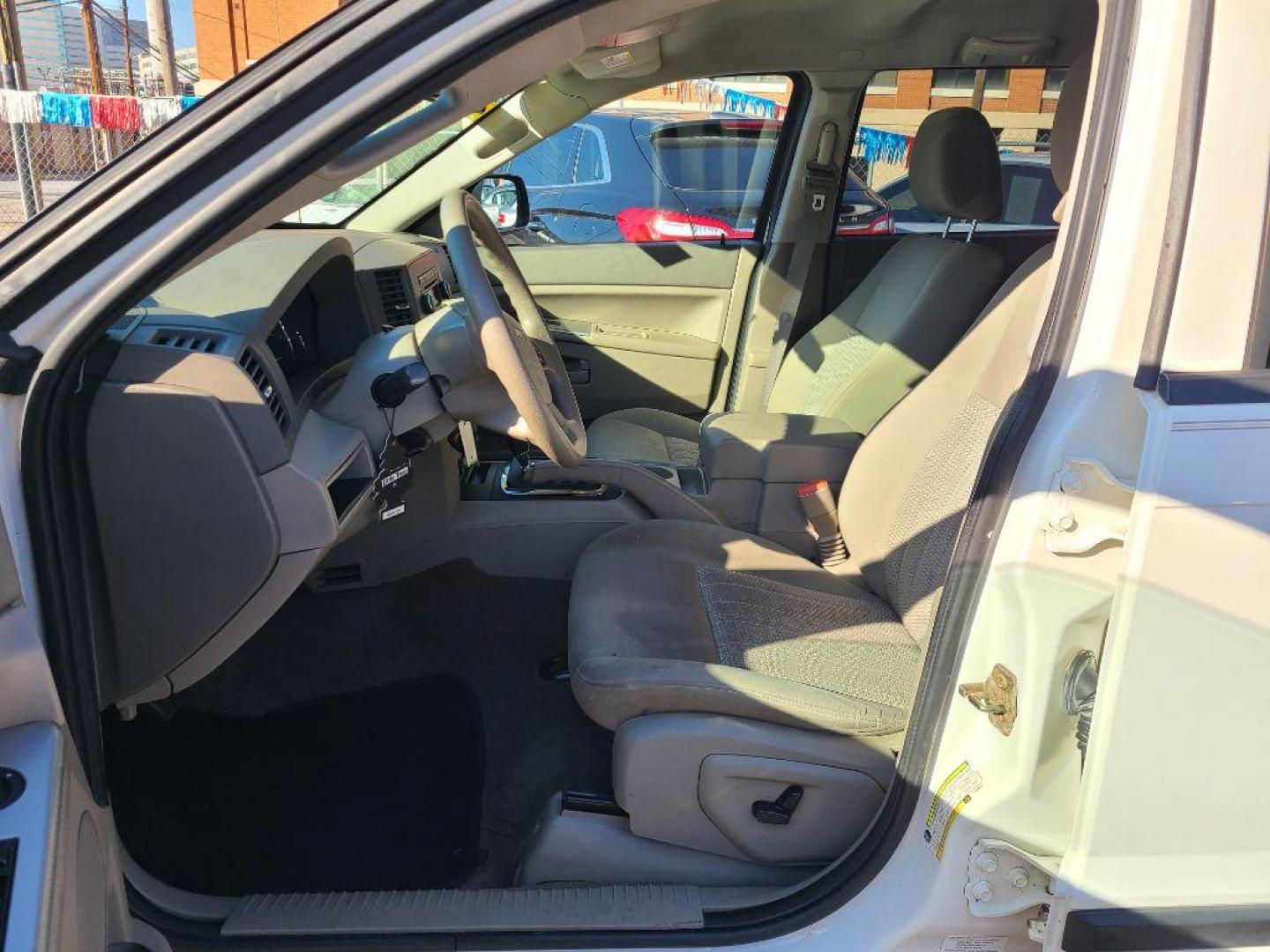 2007 WHITE JEEP GRAND CHEROKEE LAREDO (1J8GR48K37C) with an 3.7L engine, Automatic transmission, located at 117 North Cameron Street, Harrisburg, PA, 17101, (717) 963-8962, 40.266762, -76.875259 - WE FINANCE!!! Good Credit/ Bad Credit/ No Credit - ALL Trade-Ins Welcomed!!! ***Guaranteed Credit Approval*** APPLY ONLINE or CALL us TODAY ;) Internet Prices and Marketplace Prices are SPECIAL discounted ***CASH DEALS*** Retail Prices are higher. Please call us to discuss your cash and finan - Photo#26