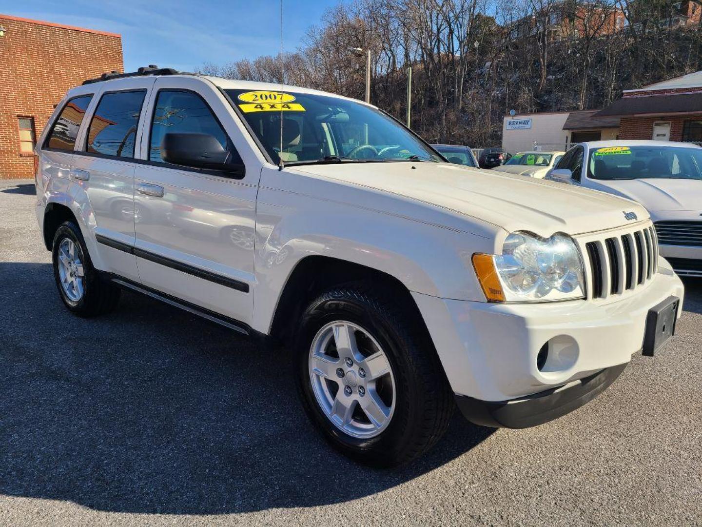 2007 WHITE JEEP GRAND CHEROKEE LAREDO (1J8GR48K37C) with an 3.7L engine, Automatic transmission, located at 117 North Cameron Street, Harrisburg, PA, 17101, (717) 963-8962, 40.266762, -76.875259 - WE FINANCE!!! Good Credit/ Bad Credit/ No Credit - ALL Trade-Ins Welcomed!!! ***Guaranteed Credit Approval*** APPLY ONLINE or CALL us TODAY ;) Internet Prices and Marketplace Prices are SPECIAL discounted ***CASH DEALS*** Retail Prices are higher. Please call us to discuss your cash and finan - Photo#6