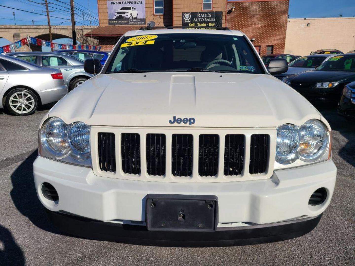 2007 WHITE JEEP GRAND CHEROKEE LAREDO (1J8GR48K37C) with an 3.7L engine, Automatic transmission, located at 117 North Cameron Street, Harrisburg, PA, 17101, (717) 963-8962, 40.266762, -76.875259 - WE FINANCE!!! Good Credit/ Bad Credit/ No Credit - ALL Trade-Ins Welcomed!!! ***Guaranteed Credit Approval*** APPLY ONLINE or CALL us TODAY ;) Internet Prices and Marketplace Prices are SPECIAL discounted ***CASH DEALS*** Retail Prices are higher. Please call us to discuss your cash and finan - Photo#7