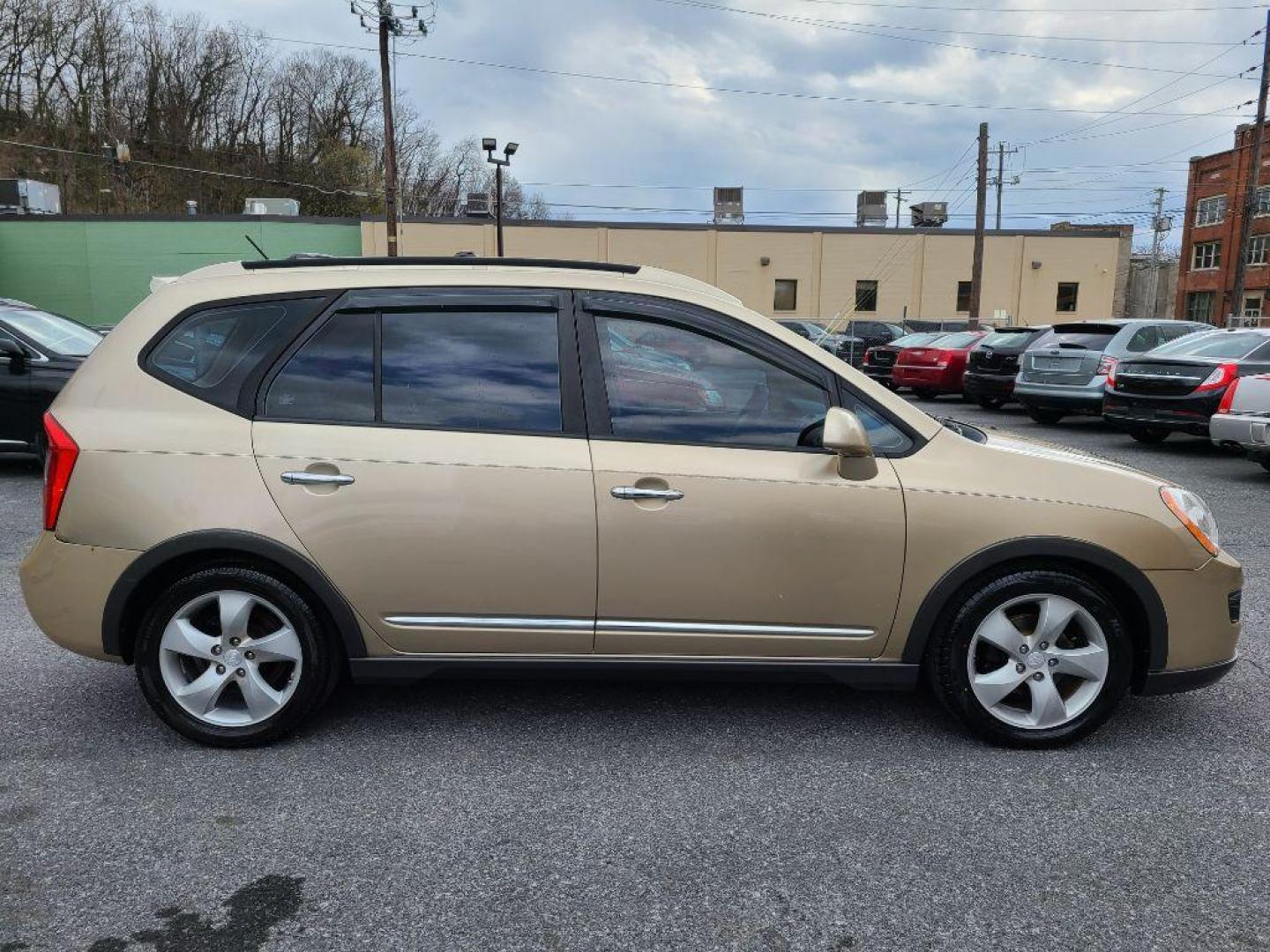 2007 TAN KIA RONDO LX (KNAFG526077) with an 2.7L engine, Automatic transmission, located at 117 North Cameron Street, Harrisburg, PA, 17101, (717) 963-8962, 40.266762, -76.875259 - WE FINANCE!!! Good Credit/ Bad Credit/ No Credit - ALL Trade-Ins Welcomed!!! ***Guaranteed Credit Approval*** APPLY ONLINE or CALL us TODAY ;) Internet Prices and Marketplace Prices are SPECIAL discounted ***CASH DEALS*** Retail Prices are higher. Please call us to discuss your cash and finan - Photo#5