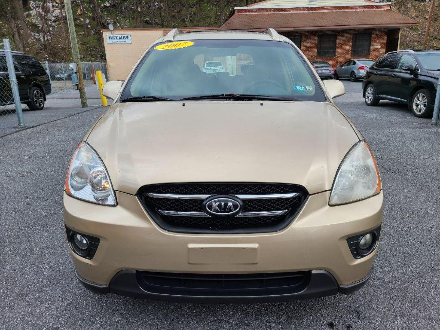 2007 TAN KIA RONDO LX (KNAFG526077) with an 2.7L engine, Automatic transmission, located at 117 North Cameron Street, Harrisburg, PA, 17101, (717) 963-8962, 40.266762, -76.875259 - WE FINANCE!!! Good Credit/ Bad Credit/ No Credit - ALL Trade-Ins Welcomed!!! ***Guaranteed Credit Approval*** APPLY ONLINE or CALL us TODAY ;) Internet Prices and Marketplace Prices are SPECIAL discounted ***CASH DEALS*** Retail Prices are higher. Please call us to discuss your cash and finan - Photo#7