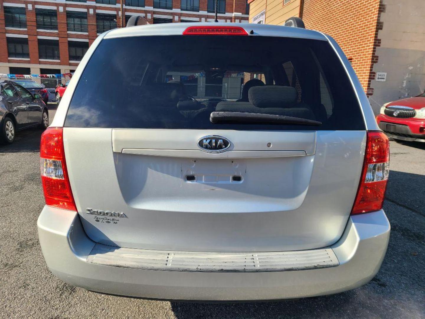 2007 SILVER KIA SEDONA EX (KNDMB133976) with an 3.8L engine, Automatic transmission, located at 117 North Cameron Street, Harrisburg, PA, 17101, (717) 963-8962, 40.266762, -76.875259 - WE FINANCE!!! Good Credit/ Bad Credit/ No Credit - ALL Trade-Ins Welcomed!!! ***Guaranteed Credit Approval*** APPLY ONLINE or CALL us TODAY ;) Internet Prices and Marketplace Prices are SPECIAL discounted ***CASH DEALS*** Retail Prices are higher. Please call us to discuss your cash and finan - Photo#3