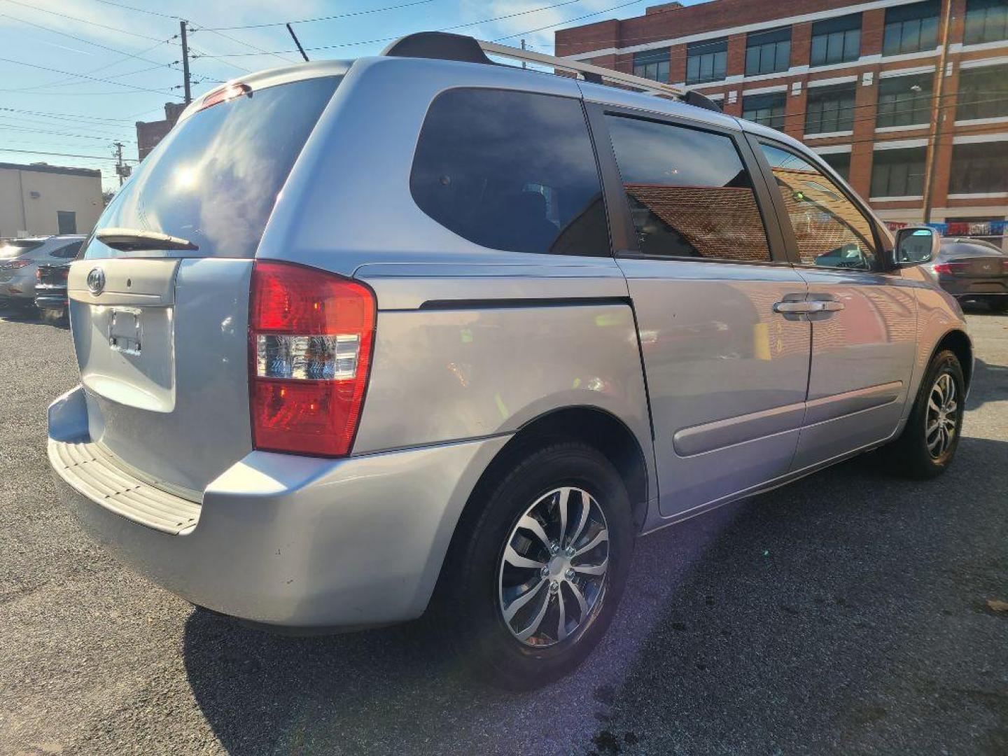 2007 SILVER KIA SEDONA EX (KNDMB133976) with an 3.8L engine, Automatic transmission, located at 117 North Cameron Street, Harrisburg, PA, 17101, (717) 963-8962, 40.266762, -76.875259 - WE FINANCE!!! Good Credit/ Bad Credit/ No Credit - ALL Trade-Ins Welcomed!!! ***Guaranteed Credit Approval*** APPLY ONLINE or CALL us TODAY ;) Internet Prices and Marketplace Prices are SPECIAL discounted ***CASH DEALS*** Retail Prices are higher. Please call us to discuss your cash and finan - Photo#4