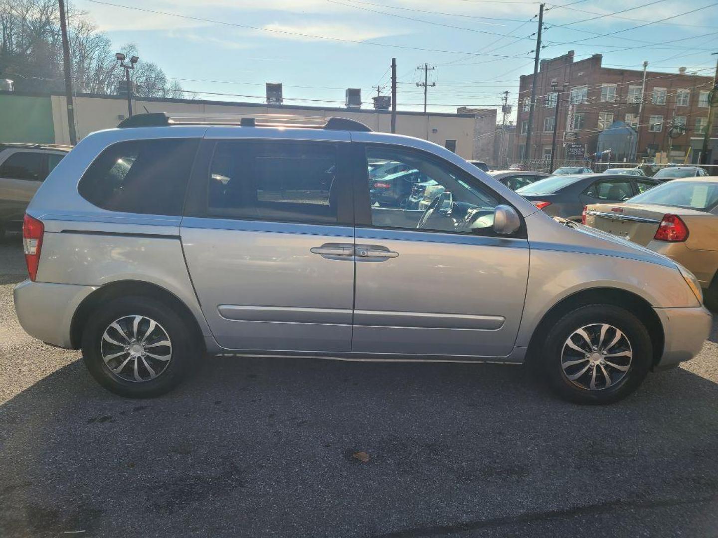 2007 SILVER KIA SEDONA EX (KNDMB133976) with an 3.8L engine, Automatic transmission, located at 117 North Cameron Street, Harrisburg, PA, 17101, (717) 963-8962, 40.266762, -76.875259 - WE FINANCE!!! Good Credit/ Bad Credit/ No Credit - ALL Trade-Ins Welcomed!!! ***Guaranteed Credit Approval*** APPLY ONLINE or CALL us TODAY ;) Internet Prices and Marketplace Prices are SPECIAL discounted ***CASH DEALS*** Retail Prices are higher. Please call us to discuss your cash and finan - Photo#5