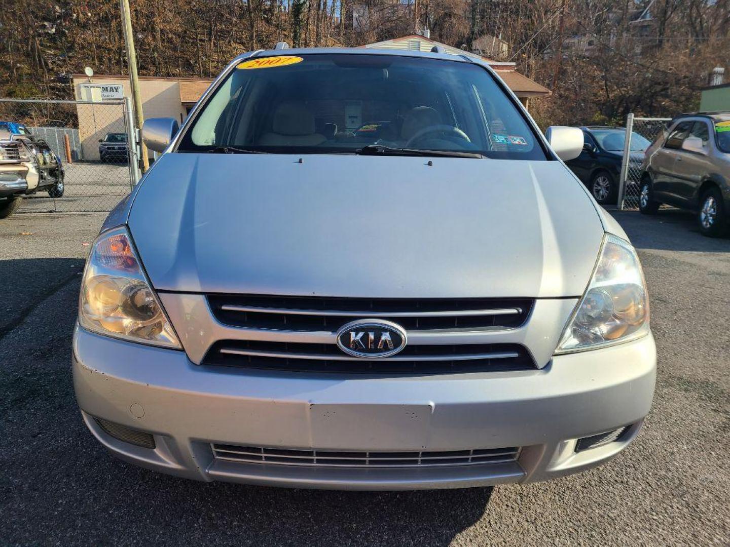 2007 SILVER KIA SEDONA EX (KNDMB133976) with an 3.8L engine, Automatic transmission, located at 117 North Cameron Street, Harrisburg, PA, 17101, (717) 963-8962, 40.266762, -76.875259 - WE FINANCE!!! Good Credit/ Bad Credit/ No Credit - ALL Trade-Ins Welcomed!!! ***Guaranteed Credit Approval*** APPLY ONLINE or CALL us TODAY ;) Internet Prices and Marketplace Prices are SPECIAL discounted ***CASH DEALS*** Retail Prices are higher. Please call us to discuss your cash and finan - Photo#7