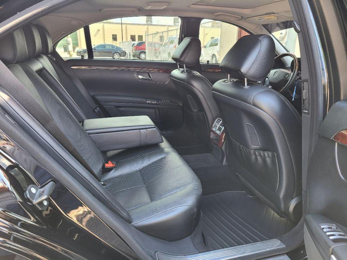 2007 BLACK MERCEDES-BENZ S-CLASS S550 (WDDNG71X67A) with an 5.5L engine, Automatic transmission, located at 117 North Cameron Street, Harrisburg, PA, 17101, (717) 963-8962, 40.266762, -76.875259 - WE FINANCE!!! Good Credit/ Bad Credit/ No Credit - ALL Trade-Ins Welcomed!!! ***Guaranteed Credit Approval*** APPLY ONLINE or CALL us TODAY ;) Internet Prices and Marketplace Prices are SPECIAL discounted ***CASH DEALS*** Retail Prices are higher. Please call us to discuss your cash and finan - Photo#15