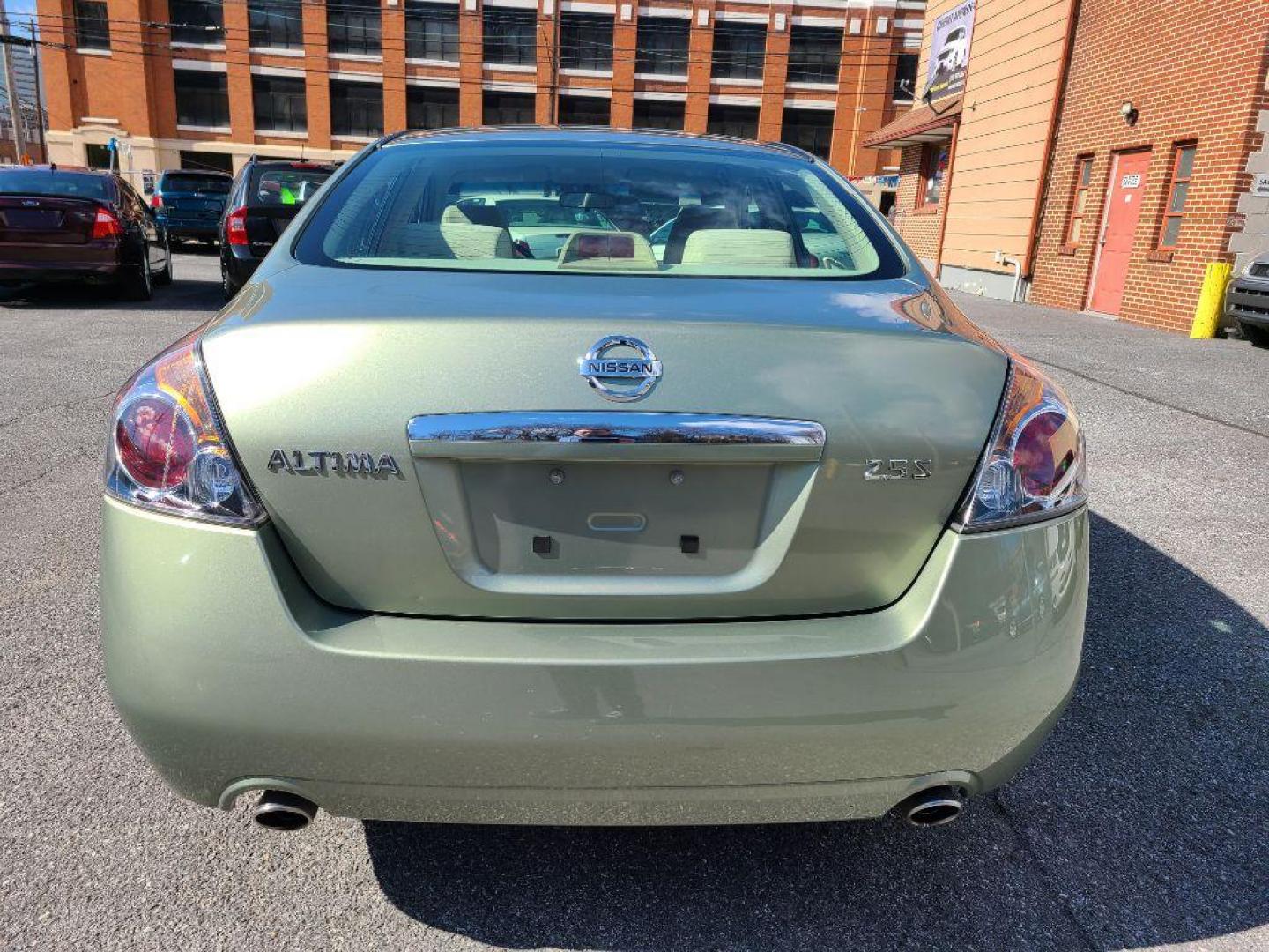 2007 GREEN NISSAN ALTIMA 2.5 S (1N4AL21E57N) with an 2.5L engine, Continuously Variable transmission, located at 117 North Cameron Street, Harrisburg, PA, 17101, (717) 963-8962, 40.266762, -76.875259 - WE FINANCE!!! Good Credit/ Bad Credit/ No Credit - ALL Trade-Ins Welcomed!!! ***Guaranteed Credit Approval*** APPLY ONLINE or CALL us TODAY ;) Internet Prices and Marketplace Prices are SPECIAL discounted ***CASH DEALS*** Retail Prices are higher. Please call us to discuss your cash and finan - Photo#3