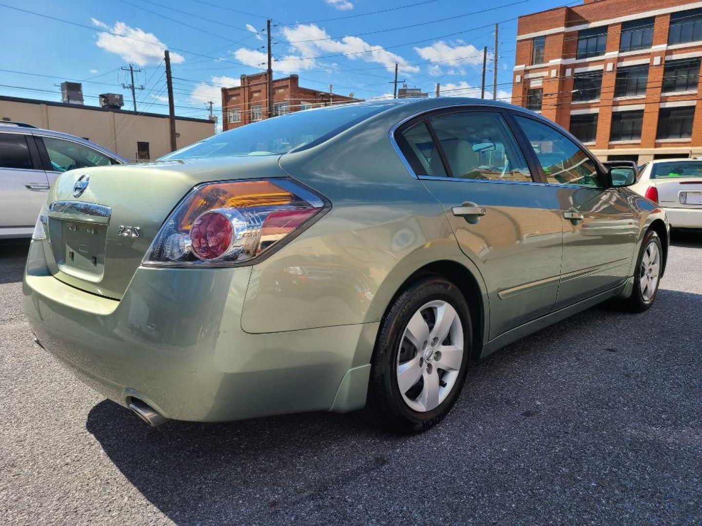 2007 GREEN NISSAN ALTIMA 2.5 S (1N4AL21E57N) with an 2.5L engine, Continuously Variable transmission, located at 117 North Cameron Street, Harrisburg, PA, 17101, (717) 963-8962, 40.266762, -76.875259 - WE FINANCE!!! Good Credit/ Bad Credit/ No Credit - ALL Trade-Ins Welcomed!!! ***Guaranteed Credit Approval*** APPLY ONLINE or CALL us TODAY ;) Internet Prices and Marketplace Prices are SPECIAL discounted ***CASH DEALS*** Retail Prices are higher. Please call us to discuss your cash and finan - Photo#4