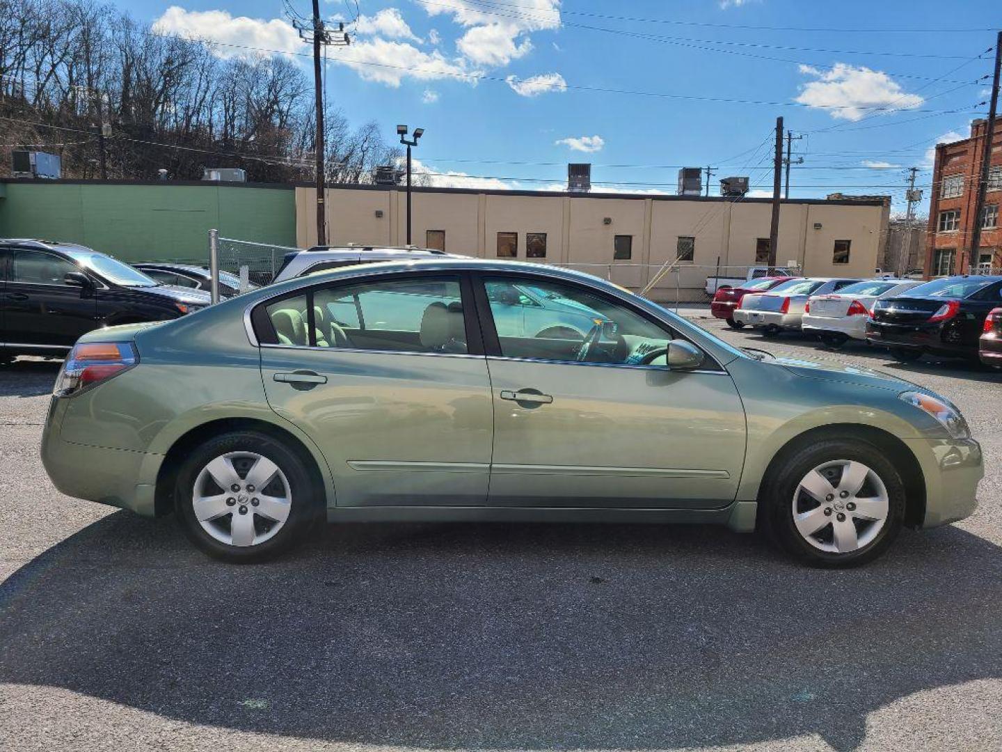 2007 GREEN NISSAN ALTIMA 2.5 S (1N4AL21E57N) with an 2.5L engine, Continuously Variable transmission, located at 117 North Cameron Street, Harrisburg, PA, 17101, (717) 963-8962, 40.266762, -76.875259 - WE FINANCE!!! Good Credit/ Bad Credit/ No Credit - ALL Trade-Ins Welcomed!!! ***Guaranteed Credit Approval*** APPLY ONLINE or CALL us TODAY ;) Internet Prices and Marketplace Prices are SPECIAL discounted ***CASH DEALS*** Retail Prices are higher. Please call us to discuss your cash and finan - Photo#5