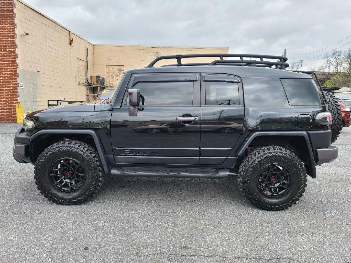 2007 BLACK TOYOTA FJ CRUISER UTILITY (JTEBU11F270) with an 4.0L engine, Automatic transmission, located at 117 North Cameron Street, Harrisburg, PA, 17101, (717) 963-8962, 40.266762, -76.875259 - CASH DEAL $22,995 - Photo#1