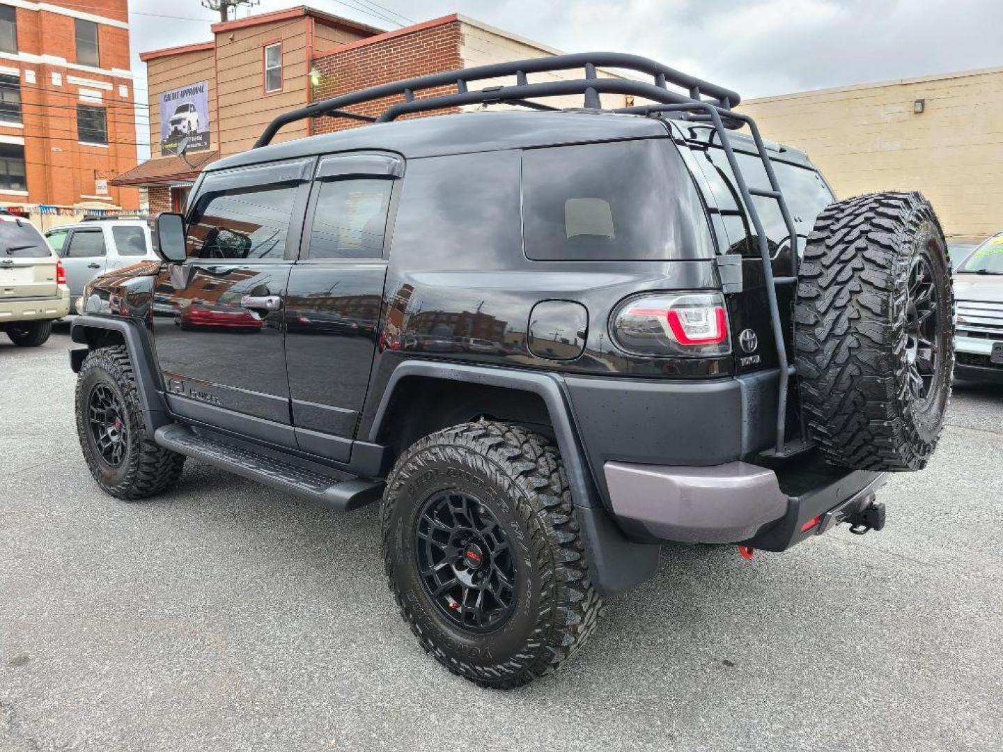 2007 BLACK TOYOTA FJ CRUISER UTILITY (JTEBU11F270) with an 4.0L engine, Automatic transmission, located at 117 North Cameron Street, Harrisburg, PA, 17101, (717) 963-8962, 40.266762, -76.875259 - CASH DEAL $22,995 - Photo#2