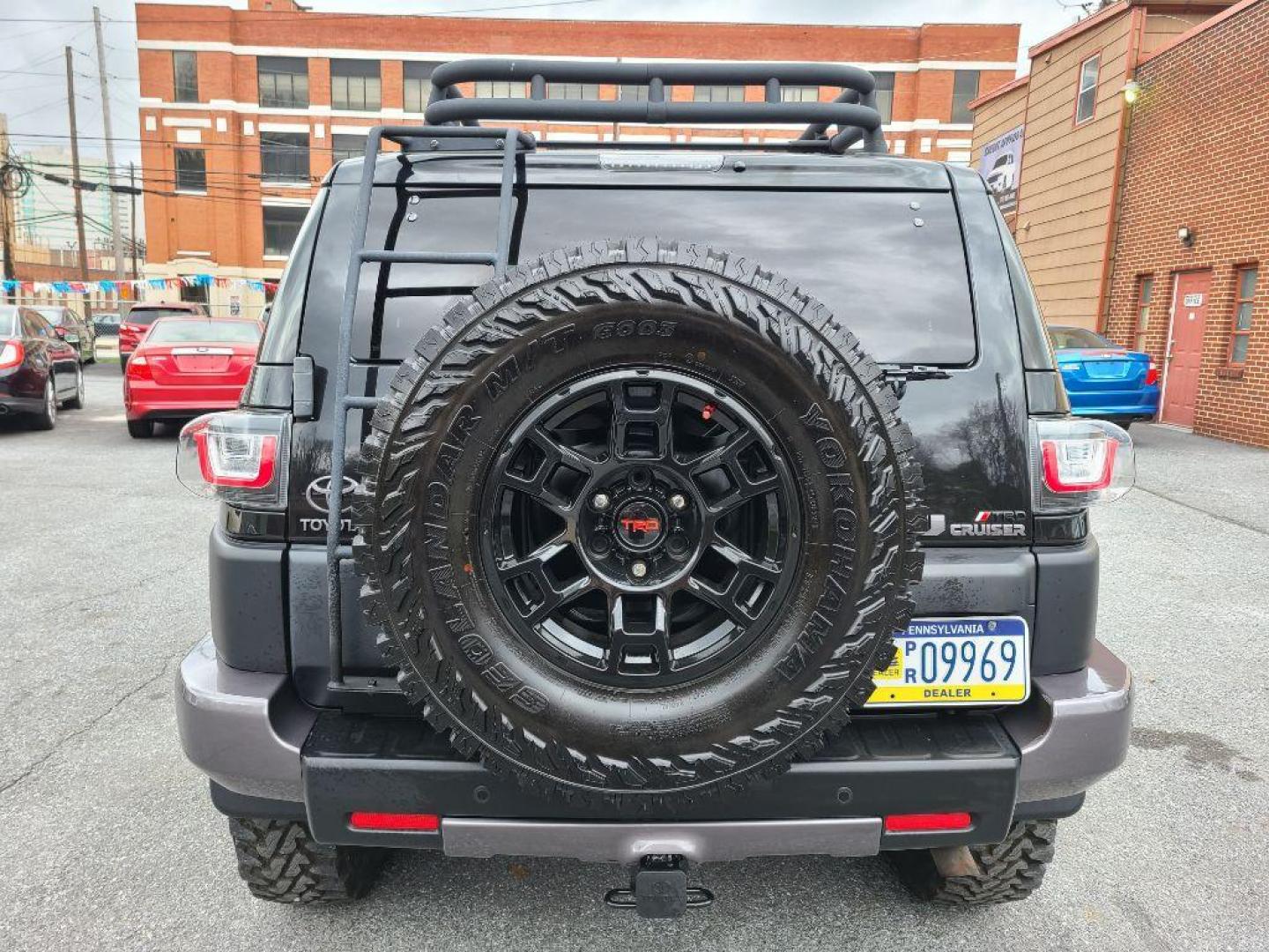 2007 BLACK TOYOTA FJ CRUISER UTILITY (JTEBU11F270) with an 4.0L engine, Automatic transmission, located at 117 North Cameron Street, Harrisburg, PA, 17101, (717) 963-8962, 40.266762, -76.875259 - CASH DEAL $22,995 - Photo#3