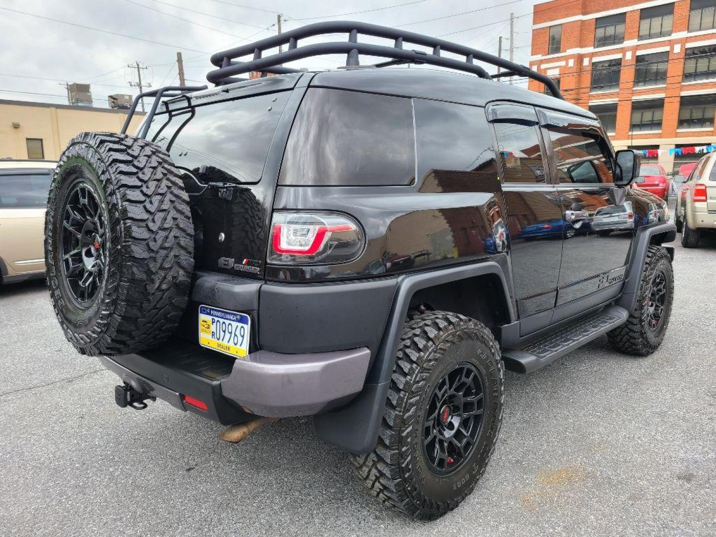 2007 BLACK TOYOTA FJ CRUISER UTILITY (JTEBU11F270) with an 4.0L engine, Automatic transmission, located at 117 North Cameron Street, Harrisburg, PA, 17101, (717) 963-8962, 40.266762, -76.875259 - CASH DEAL $22,995 - Photo#4