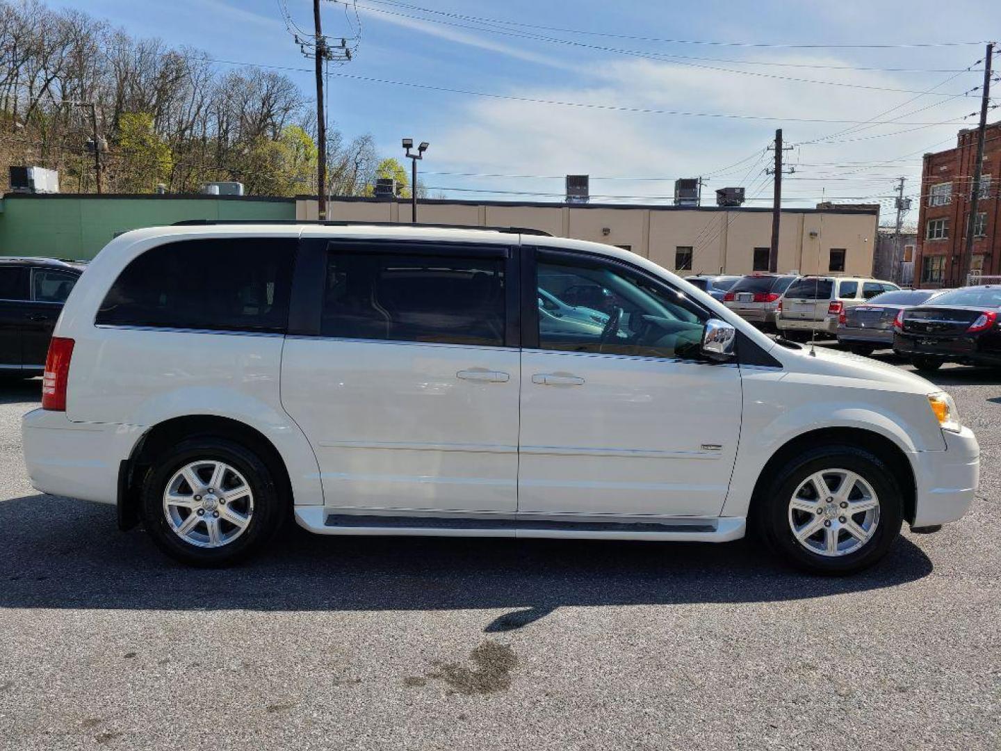 2008 WHITE CHRYSLER TOWN and COUNTRY TOURING (2A8HR54P88R) with an 3.8L engine, Automatic transmission, located at 117 North Cameron Street, Harrisburg, PA, 17101, (717) 963-8962, 40.266762, -76.875259 - WE FINANCE!!! Good Credit/ Bad Credit/ No Credit - ALL Trade-Ins Welcomed!!! ***Guaranteed Credit Approval*** APPLY ONLINE or CALL us TODAY ;) Internet Prices and Marketplace Prices are SPECIAL discounted ***CASH DEALS*** Retail Prices are higher. Please call us to discuss your cash and finan - Photo#5