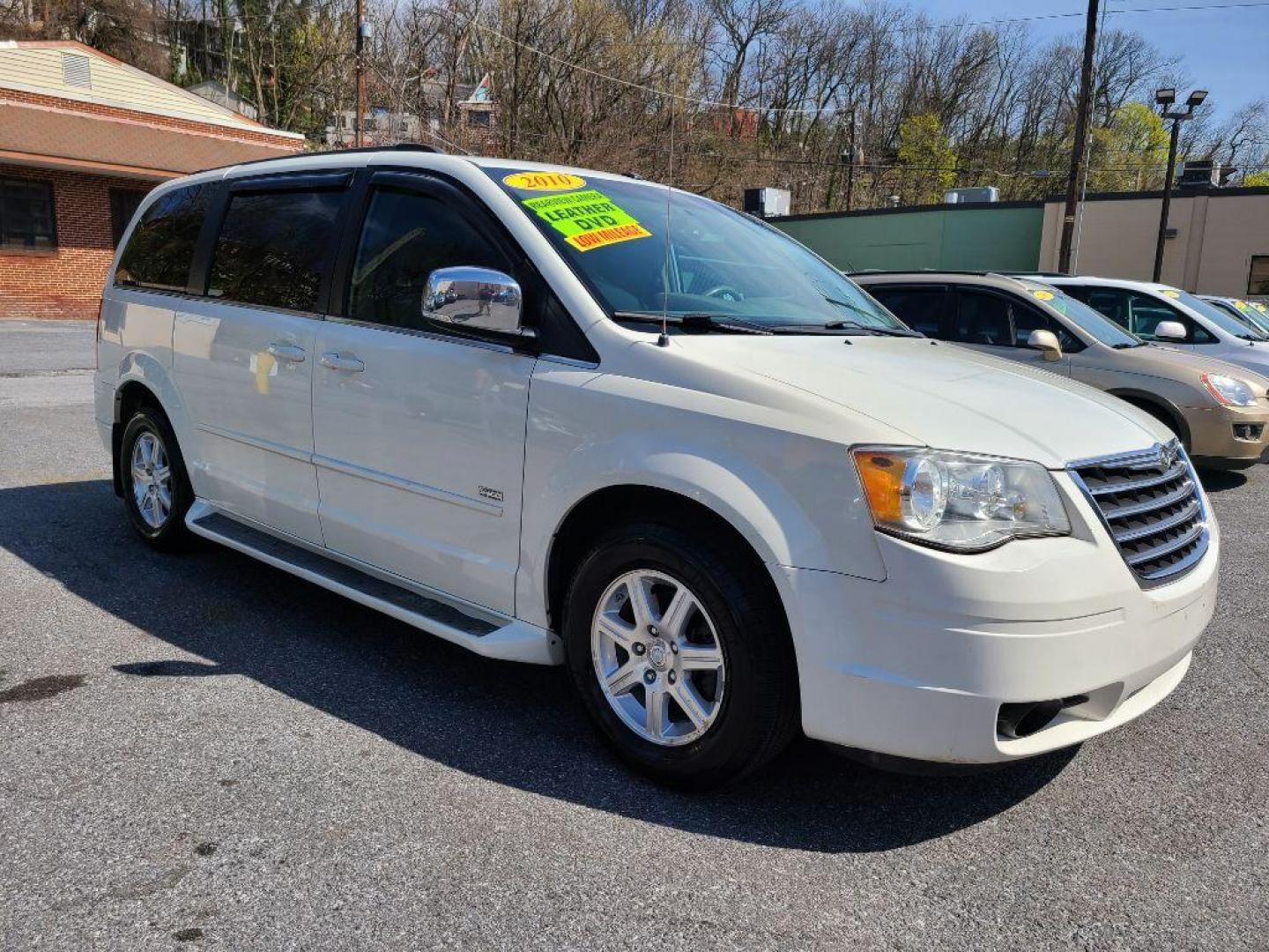 2008 WHITE CHRYSLER TOWN and COUNTRY TOURING (2A8HR54P88R) with an 3.8L engine, Automatic transmission, located at 117 North Cameron Street, Harrisburg, PA, 17101, (717) 963-8962, 40.266762, -76.875259 - WE FINANCE!!! Good Credit/ Bad Credit/ No Credit - ALL Trade-Ins Welcomed!!! ***Guaranteed Credit Approval*** APPLY ONLINE or CALL us TODAY ;) Internet Prices and Marketplace Prices are SPECIAL discounted ***CASH DEALS*** Retail Prices are higher. Please call us to discuss your cash and finan - Photo#6