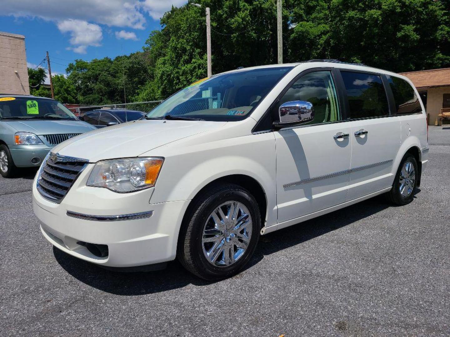 2008 WHITE CHRYSLER TOWN and COUNTRY LIMITED (2A8HR64X88R) with an 4.0L engine, Automatic transmission, located at 117 North Cameron Street, Harrisburg, PA, 17101, (717) 963-8962, 40.266762, -76.875259 - WE FINANCE!!! Good Credit/ Bad Credit/ No Credit - ALL Trade-Ins Welcomed!!! ***Guaranteed Credit Approval*** APPLY ONLINE or CALL us TODAY ;) Internet Prices and Marketplace Prices are SPECIAL discounted ***CASH DEALS*** Retail Prices are higher. Please call us to discuss your cash and finan - Photo#0