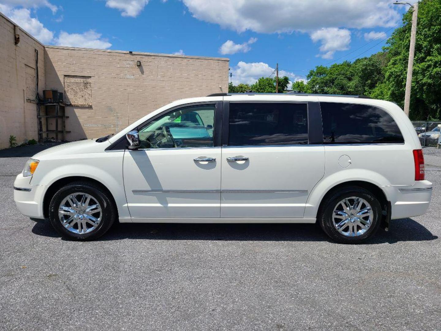 2008 WHITE CHRYSLER TOWN and COUNTRY LIMITED (2A8HR64X88R) with an 4.0L engine, Automatic transmission, located at 117 North Cameron Street, Harrisburg, PA, 17101, (717) 963-8962, 40.266762, -76.875259 - WE FINANCE!!! Good Credit/ Bad Credit/ No Credit - ALL Trade-Ins Welcomed!!! ***Guaranteed Credit Approval*** APPLY ONLINE or CALL us TODAY ;) Internet Prices and Marketplace Prices are SPECIAL discounted ***CASH DEALS*** Retail Prices are higher. Please call us to discuss your cash and finan - Photo#1