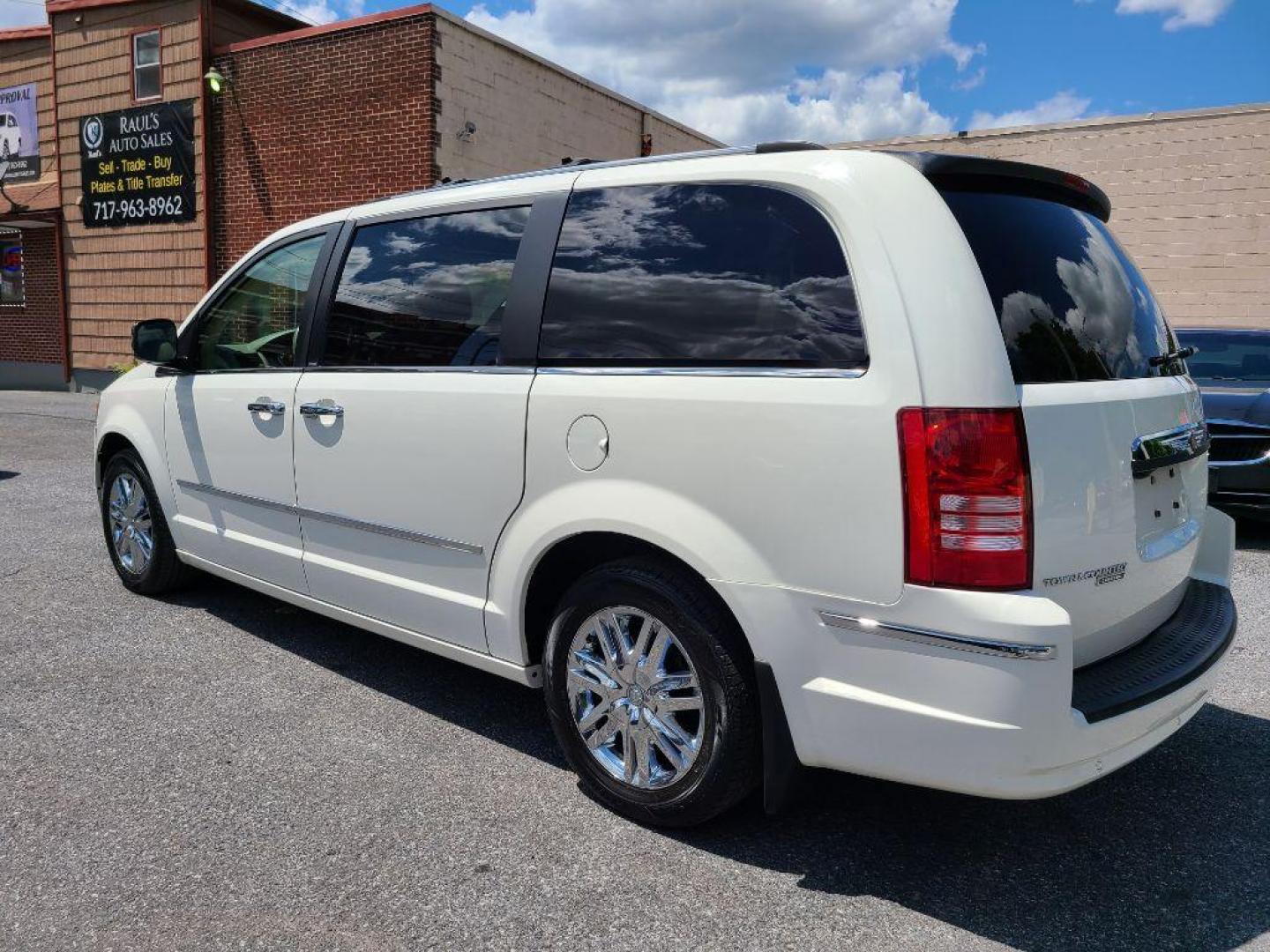 2008 WHITE CHRYSLER TOWN and COUNTRY LIMITED (2A8HR64X88R) with an 4.0L engine, Automatic transmission, located at 117 North Cameron Street, Harrisburg, PA, 17101, (717) 963-8962, 40.266762, -76.875259 - WE FINANCE!!! Good Credit/ Bad Credit/ No Credit - ALL Trade-Ins Welcomed!!! ***Guaranteed Credit Approval*** APPLY ONLINE or CALL us TODAY ;) Internet Prices and Marketplace Prices are SPECIAL discounted ***CASH DEALS*** Retail Prices are higher. Please call us to discuss your cash and finan - Photo#2