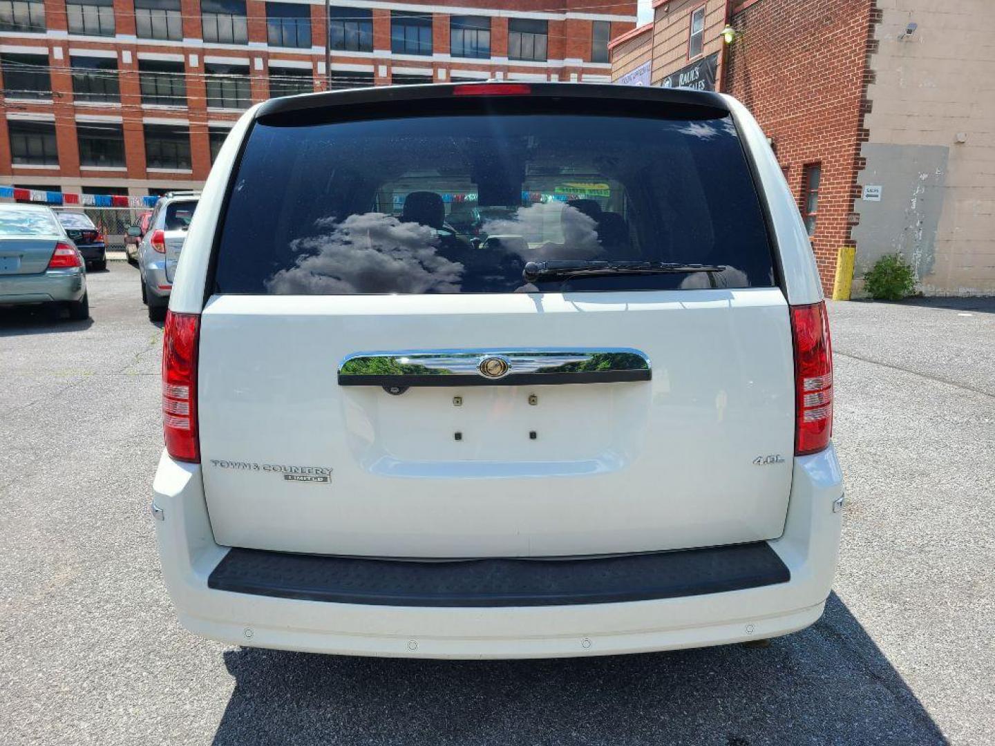 2008 WHITE CHRYSLER TOWN and COUNTRY LIMITED (2A8HR64X88R) with an 4.0L engine, Automatic transmission, located at 117 North Cameron Street, Harrisburg, PA, 17101, (717) 963-8962, 40.266762, -76.875259 - WE FINANCE!!! Good Credit/ Bad Credit/ No Credit - ALL Trade-Ins Welcomed!!! ***Guaranteed Credit Approval*** APPLY ONLINE or CALL us TODAY ;) Internet Prices and Marketplace Prices are SPECIAL discounted ***CASH DEALS*** Retail Prices are higher. Please call us to discuss your cash and finan - Photo#3