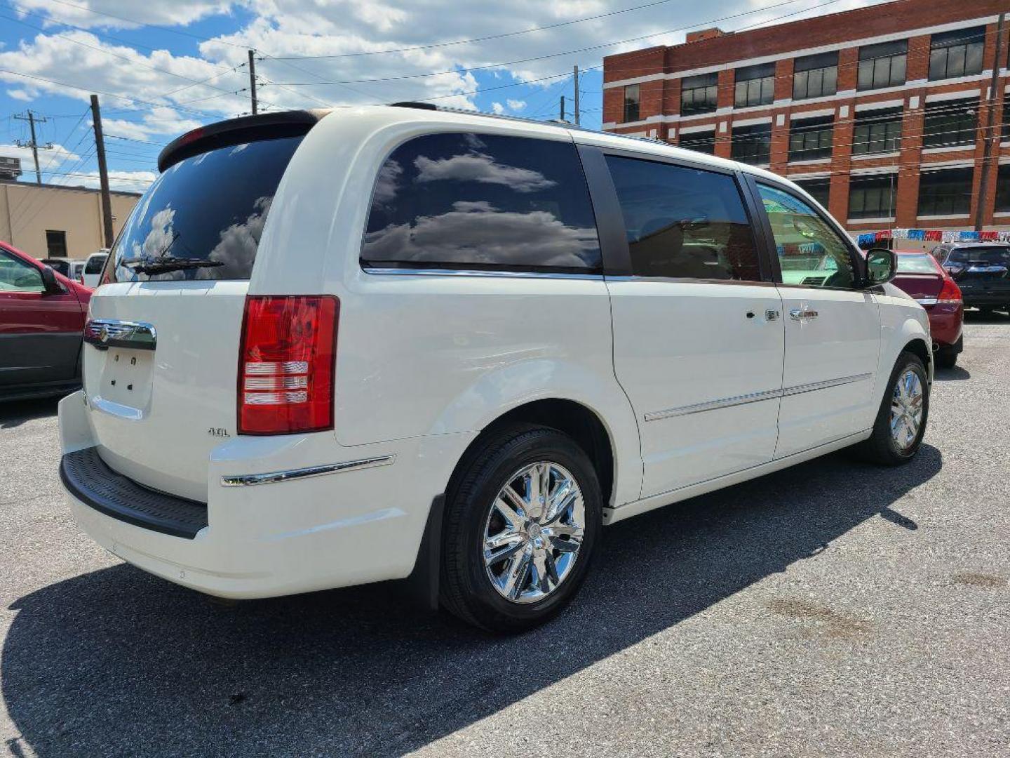 2008 WHITE CHRYSLER TOWN and COUNTRY LIMITED (2A8HR64X88R) with an 4.0L engine, Automatic transmission, located at 117 North Cameron Street, Harrisburg, PA, 17101, (717) 963-8962, 40.266762, -76.875259 - WE FINANCE!!! Good Credit/ Bad Credit/ No Credit - ALL Trade-Ins Welcomed!!! ***Guaranteed Credit Approval*** APPLY ONLINE or CALL us TODAY ;) Internet Prices and Marketplace Prices are SPECIAL discounted ***CASH DEALS*** Retail Prices are higher. Please call us to discuss your cash and finan - Photo#4