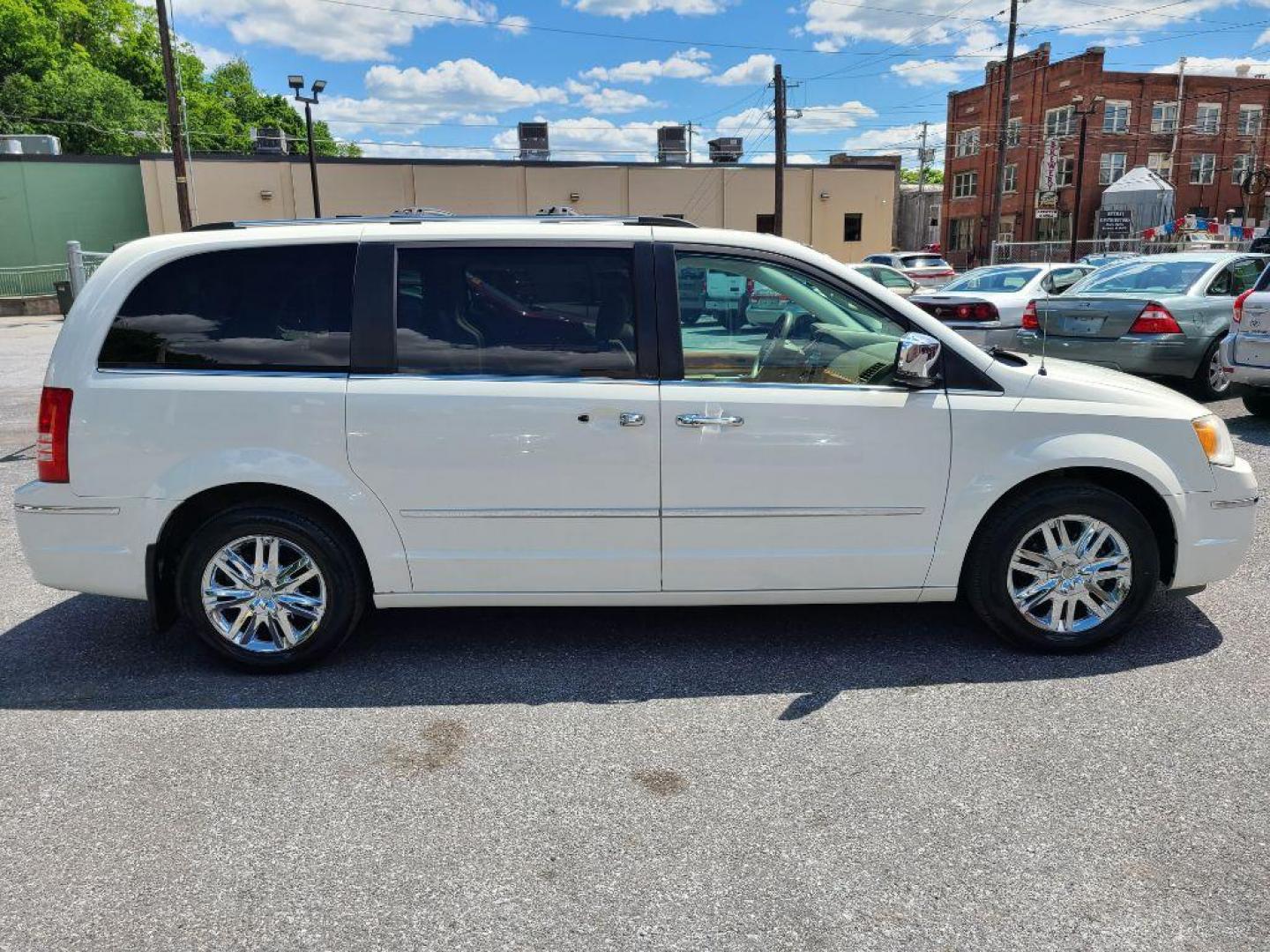 2008 WHITE CHRYSLER TOWN and COUNTRY LIMITED (2A8HR64X88R) with an 4.0L engine, Automatic transmission, located at 117 North Cameron Street, Harrisburg, PA, 17101, (717) 963-8962, 40.266762, -76.875259 - WE FINANCE!!! Good Credit/ Bad Credit/ No Credit - ALL Trade-Ins Welcomed!!! ***Guaranteed Credit Approval*** APPLY ONLINE or CALL us TODAY ;) Internet Prices and Marketplace Prices are SPECIAL discounted ***CASH DEALS*** Retail Prices are higher. Please call us to discuss your cash and finan - Photo#5