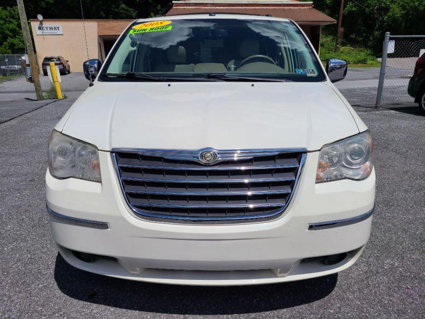 2008 WHITE CHRYSLER TOWN and COUNTRY LIMITED (2A8HR64X88R) with an 4.0L engine, Automatic transmission, located at 117 North Cameron Street, Harrisburg, PA, 17101, (717) 963-8962, 40.266762, -76.875259 - WE FINANCE!!! Good Credit/ Bad Credit/ No Credit - ALL Trade-Ins Welcomed!!! ***Guaranteed Credit Approval*** APPLY ONLINE or CALL us TODAY ;) Internet Prices and Marketplace Prices are SPECIAL discounted ***CASH DEALS*** Retail Prices are higher. Please call us to discuss your cash and finan - Photo#7