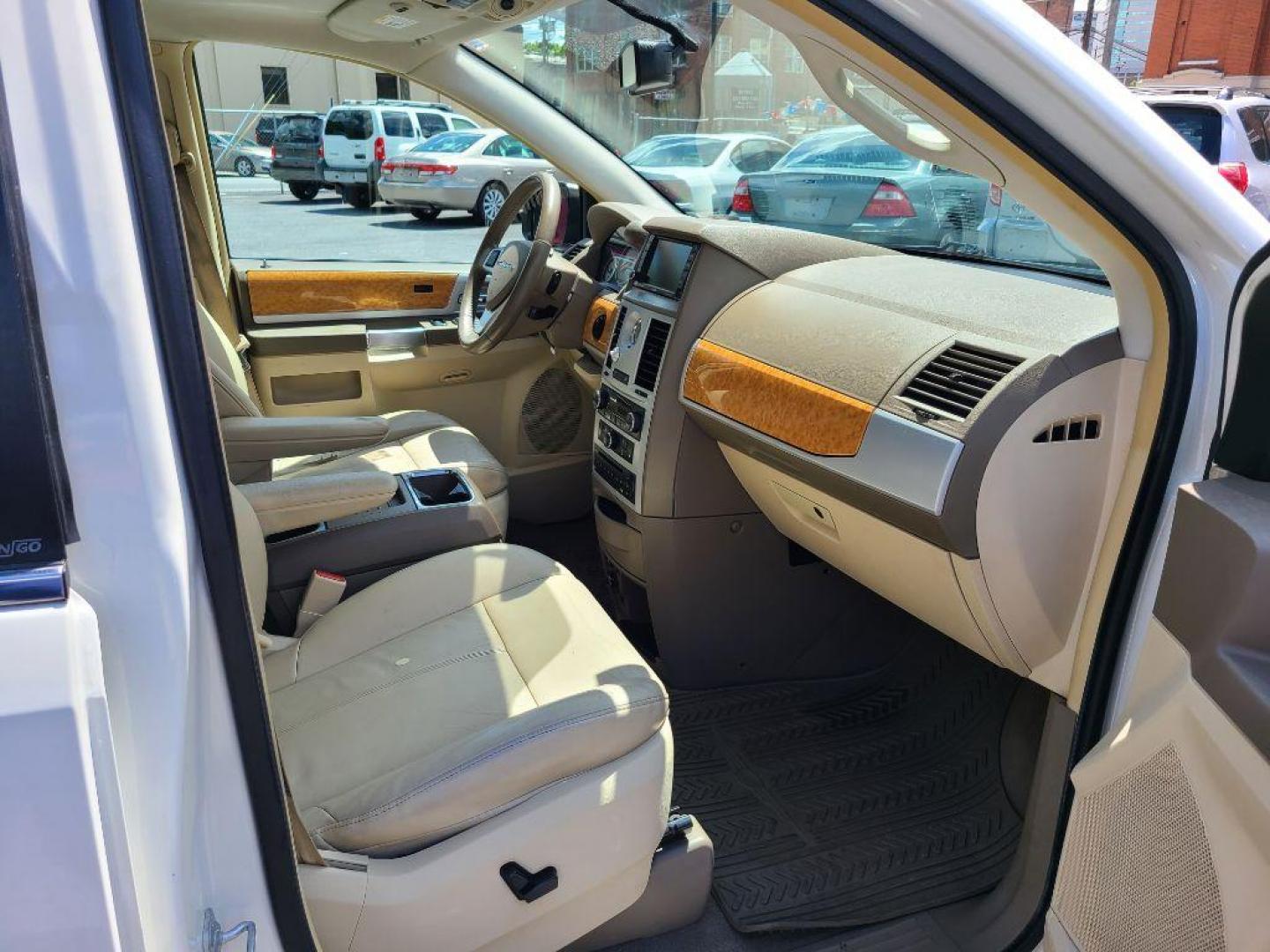 2008 WHITE CHRYSLER TOWN and COUNTRY LIMITED (2A8HR64X88R) with an 4.0L engine, Automatic transmission, located at 117 North Cameron Street, Harrisburg, PA, 17101, (717) 963-8962, 40.266762, -76.875259 - WE FINANCE!!! Good Credit/ Bad Credit/ No Credit - ALL Trade-Ins Welcomed!!! ***Guaranteed Credit Approval*** APPLY ONLINE or CALL us TODAY ;) Internet Prices and Marketplace Prices are SPECIAL discounted ***CASH DEALS*** Retail Prices are higher. Please call us to discuss your cash and finan - Photo#8