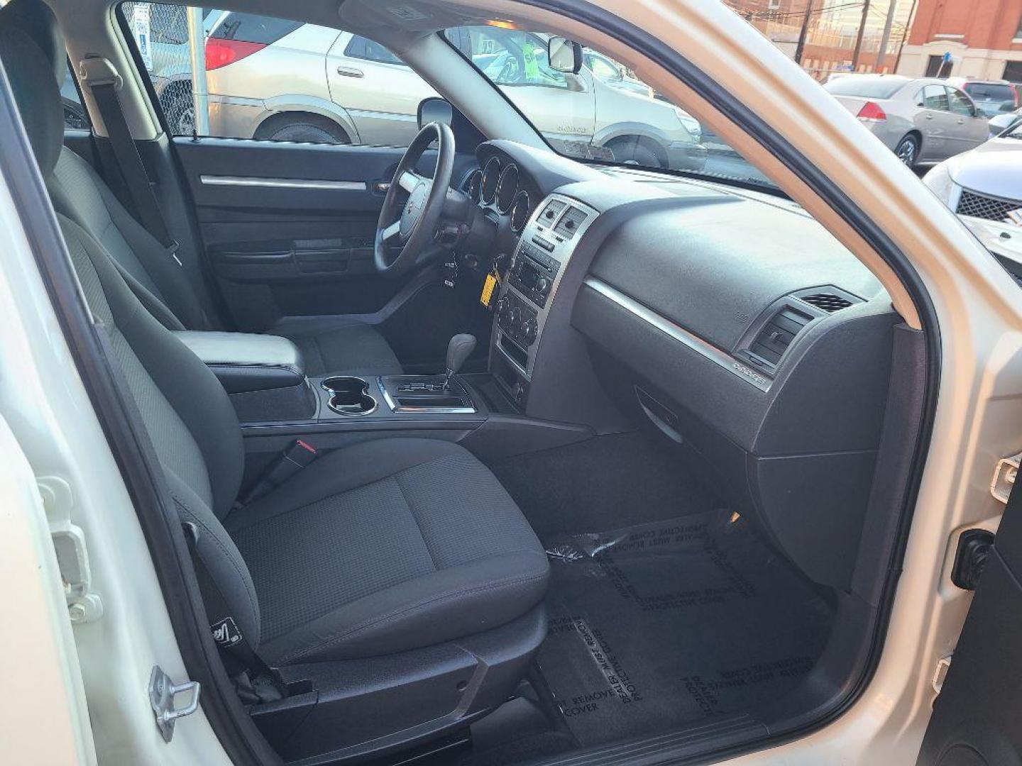 2008 BEIGE DODGE CHARGER BASE (2B3KA43G68H) with an 3.5L engine, Automatic transmission, located at 117 North Cameron Street, Harrisburg, PA, 17101, (717) 963-8962, 40.266762, -76.875259 - WE FINANCE!!! Good Credit/ Bad Credit/ No Credit - ALL Trade-Ins Welcomed!!! ***Guaranteed Credit Approval*** APPLY ONLINE or CALL us TODAY ;) Internet Prices and Marketplace Prices are SPECIAL discounted ***CASH DEALS*** Retail Prices are higher. Please call us to discuss your cash and finan - Photo#8