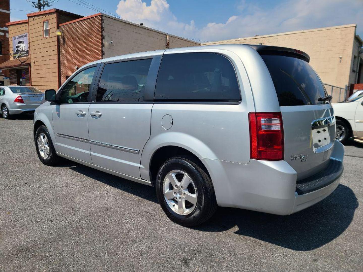 2008 SILVER DODGE GRAND CARAVAN SXT (1D8HN54P78B) with an 3.8L engine, Automatic transmission, located at 117 North Cameron Street, Harrisburg, PA, 17101, (717) 963-8962, 40.266762, -76.875259 - WE FINANCE!!! Good Credit/ Bad Credit/ No Credit - ALL Trade-Ins Welcomed!!! ***Guaranteed Credit Approval*** APPLY ONLINE or CALL us TODAY ;) Internet Prices and Marketplace Prices are SPECIAL discounted ***CASH DEALS*** Retail Prices are higher. Please call us to discuss your cash and finan - Photo#6