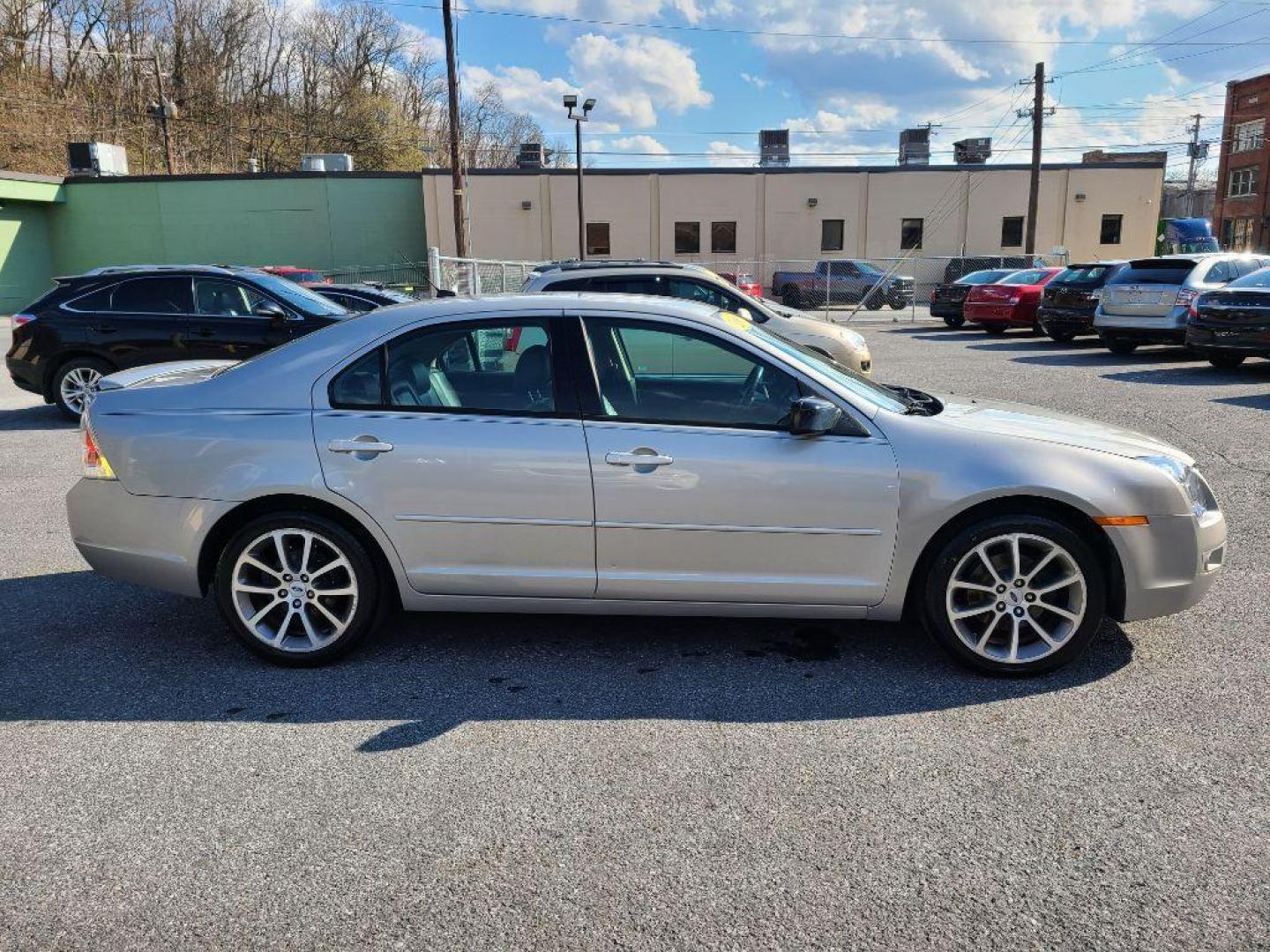 2008 SILVER FORD FUSION SE (3FAHP07198R) with an 3.0L engine, Automatic transmission, located at 117 North Cameron Street, Harrisburg, PA, 17101, (717) 963-8962, 40.266762, -76.875259 - WE FINANCE!!! Good Credit/ Bad Credit/ No Credit - ALL Trade-Ins Welcomed!!! ***Guaranteed Credit Approval*** APPLY ONLINE or CALL us TODAY ;) Internet Prices and Marketplace Prices are SPECIAL discounted ***CASH DEALS*** Retail Prices are higher. Please call us to discuss your cash and finan - Photo#5