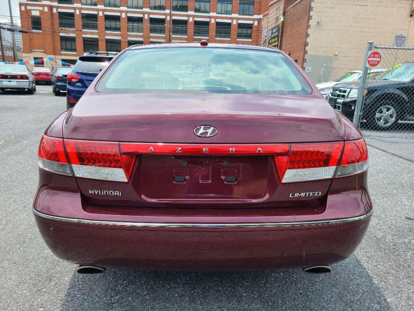 2008 BURG HYUNDAI AZERA SE (KMHFC46FX8A) with an 3.8L engine, Automatic transmission, located at 117 North Cameron Street, Harrisburg, PA, 17101, (717) 963-8962, 40.266762, -76.875259 - WE FINANCE!!! Good Credit/ Bad Credit/ No Credit - ALL Trade-Ins Welcomed!!! ***Guaranteed Credit Approval*** APPLY ONLINE or CALL us TODAY ;) Internet Prices and Marketplace Prices are SPECIAL discounted ***CASH DEALS*** Retail Prices are higher. Please call us to discuss your cash and finan - Photo#3