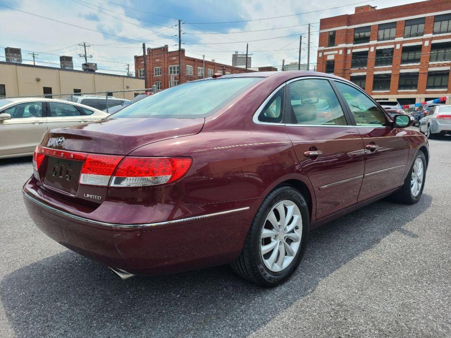 2008 BURG HYUNDAI AZERA SE (KMHFC46FX8A) with an 3.8L engine, Automatic transmission, located at 117 North Cameron Street, Harrisburg, PA, 17101, (717) 963-8962, 40.266762, -76.875259 - WE FINANCE!!! Good Credit/ Bad Credit/ No Credit - ALL Trade-Ins Welcomed!!! ***Guaranteed Credit Approval*** APPLY ONLINE or CALL us TODAY ;) Internet Prices and Marketplace Prices are SPECIAL discounted ***CASH DEALS*** Retail Prices are higher. Please call us to discuss your cash and finan - Photo#4