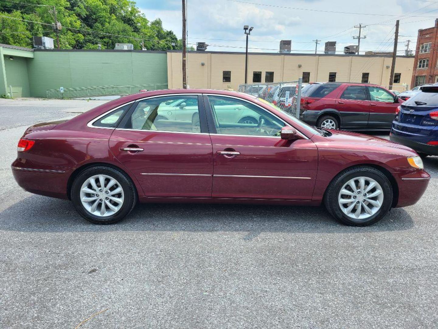 2008 BURG HYUNDAI AZERA SE (KMHFC46FX8A) with an 3.8L engine, Automatic transmission, located at 117 North Cameron Street, Harrisburg, PA, 17101, (717) 963-8962, 40.266762, -76.875259 - WE FINANCE!!! Good Credit/ Bad Credit/ No Credit - ALL Trade-Ins Welcomed!!! ***Guaranteed Credit Approval*** APPLY ONLINE or CALL us TODAY ;) Internet Prices and Marketplace Prices are SPECIAL discounted ***CASH DEALS*** Retail Prices are higher. Please call us to discuss your cash and finan - Photo#5