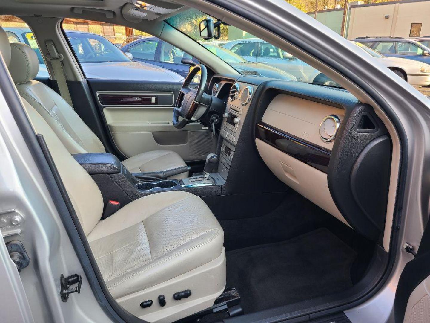 2008 SILVER LINCOLN MKZ SEDAN (3LNHM26TX8R) with an 3.5L engine, Automatic transmission, located at 117 North Cameron Street, Harrisburg, PA, 17101, (717) 963-8962, 40.266762, -76.875259 - WE FINANCE!!! Good Credit/ Bad Credit/ No Credit - ALL Trade-Ins Welcomed!!! ***Guaranteed Credit Approval*** APPLY ONLINE or CALL us TODAY ;) Internet Prices and Marketplace Prices are SPECIAL discounted ***CASH DEALS*** Retail Prices are higher. Please call us to discuss your cash and finan - Photo#9