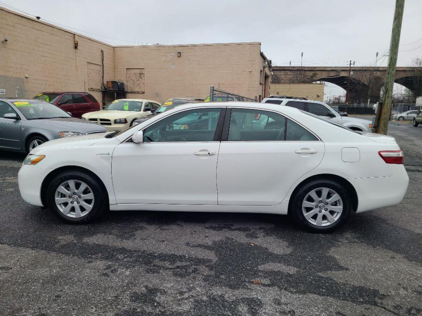 2008 WHITE TOYOTA CAMRY HYBRID (4T1BB46K38U) with an 2.4L engine, Continuously Variable transmission, located at 117 North Cameron Street, Harrisburg, PA, 17101, (717) 963-8962, 40.266762, -76.875259 - WE FINANCE!!! Good Credit/ Bad Credit/ No Credit - ALL Trade-Ins Welcomed!!! ***Guaranteed Credit Approval*** APPLY ONLINE or CALL us TODAY ;) Internet Prices and Marketplace Prices are SPECIAL discounted ***CASH DEALS*** Retail Prices are higher. Please call us to discuss your cash and finan - Photo#1